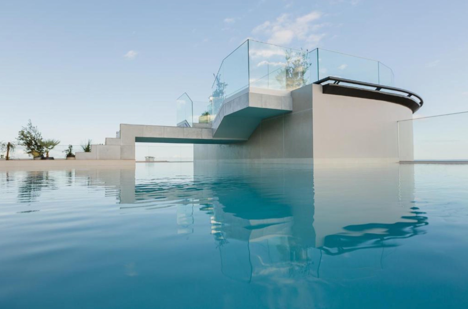 Piscina no terraço com águas calmas e guardas de vidro no Three House Hotel, no Funchal.