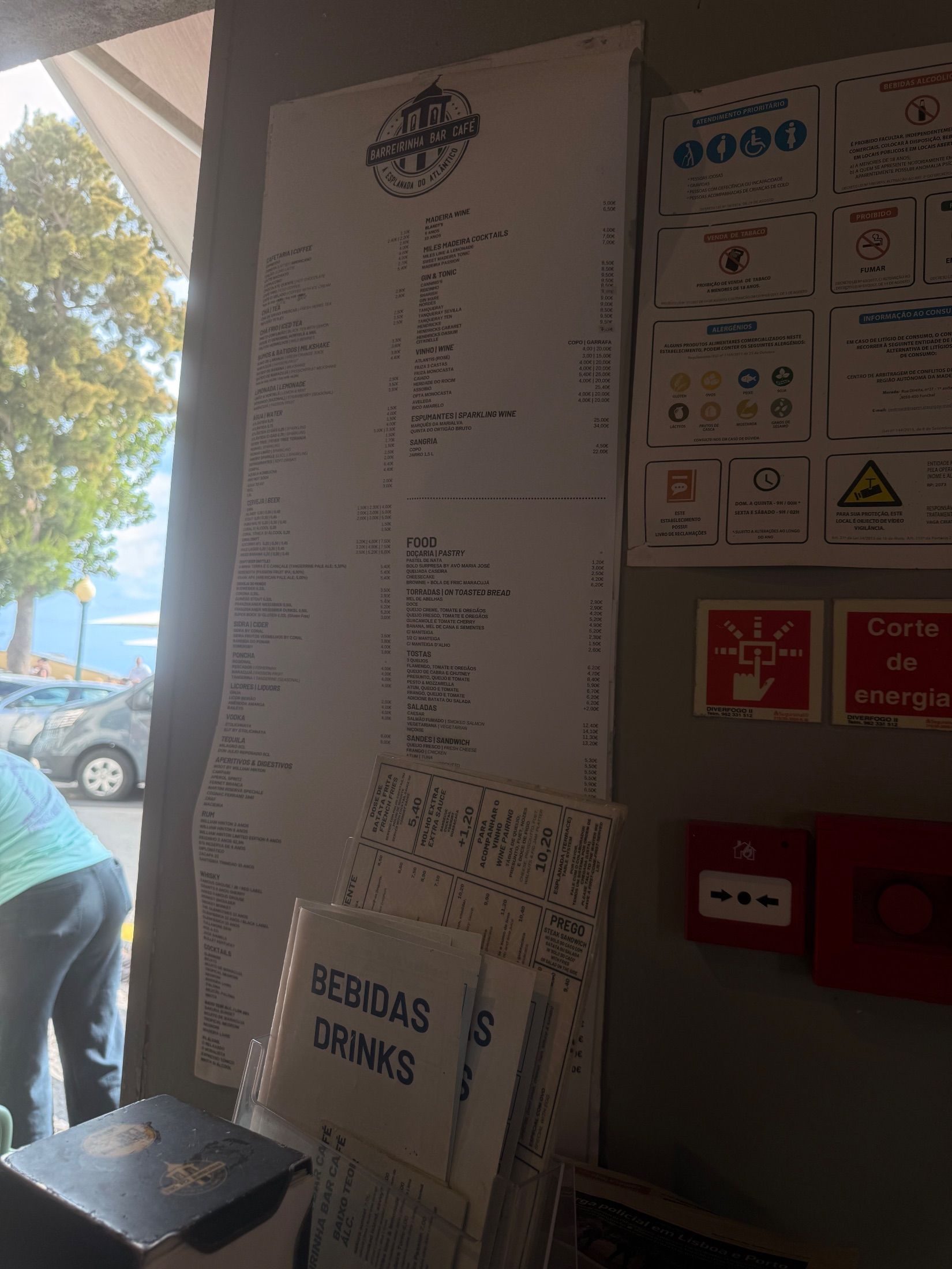 Ementa na parede e avisos aos clientes junto a cartas de bebidas no Barreirinha Bar Café