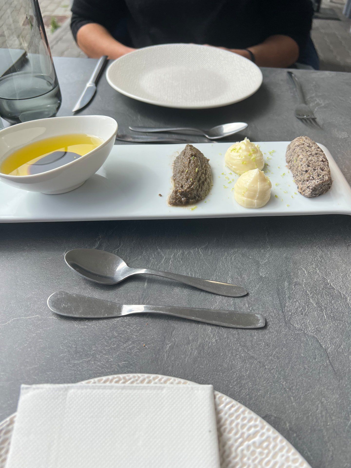Prato de entradas com azeite, manteigas batidas e pastas para barrar no Fuga Bistro Bar, no Caniço, na Madeira