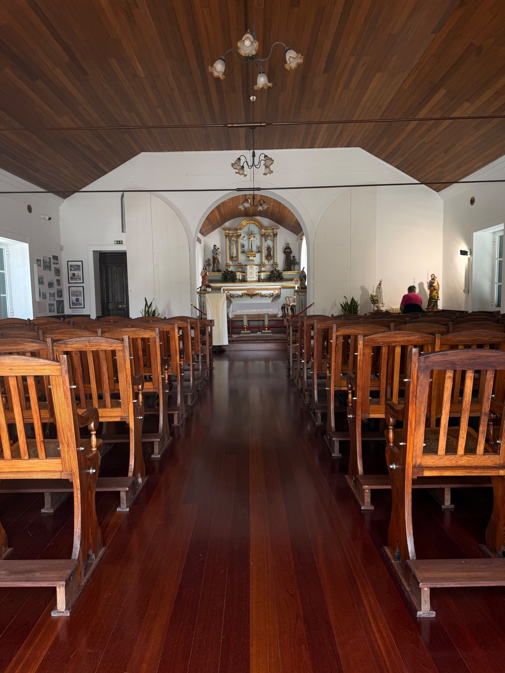 Capela de Sao Jose  - Interior de capela com assentos de madeira, corredor central e retábulo dourado