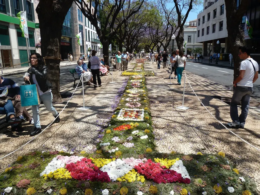 Tapetes florais e público numa rua do Funchal durante a Festa da Flor da Madeira