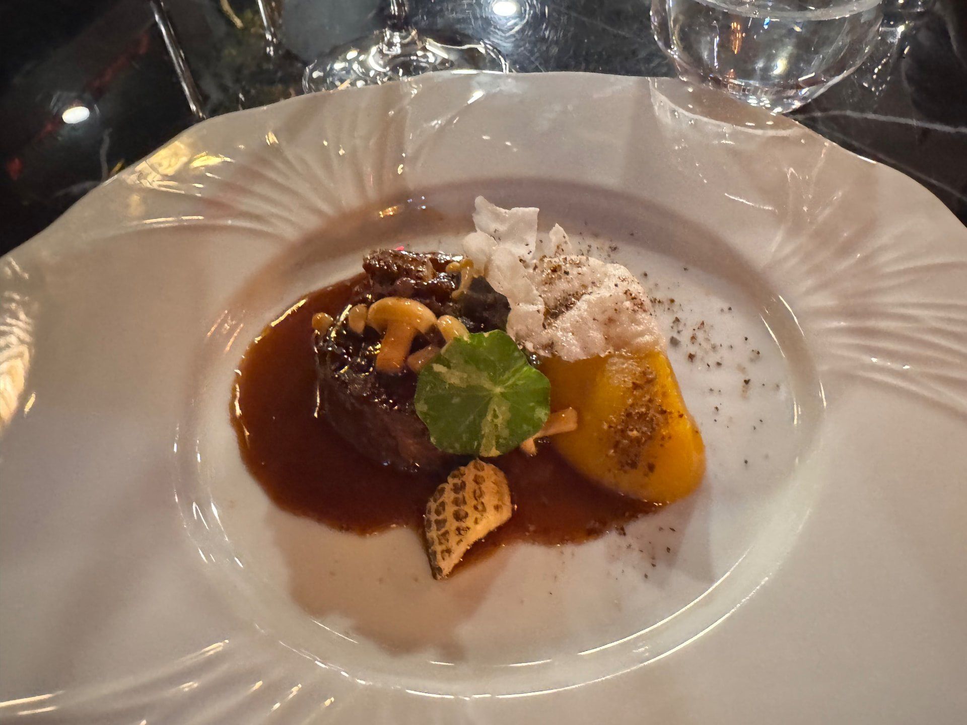 Prato principal de carne de vaca com cogumelos selvagens, abóbora e molho encorpado no restaurante Audax, no Funchal