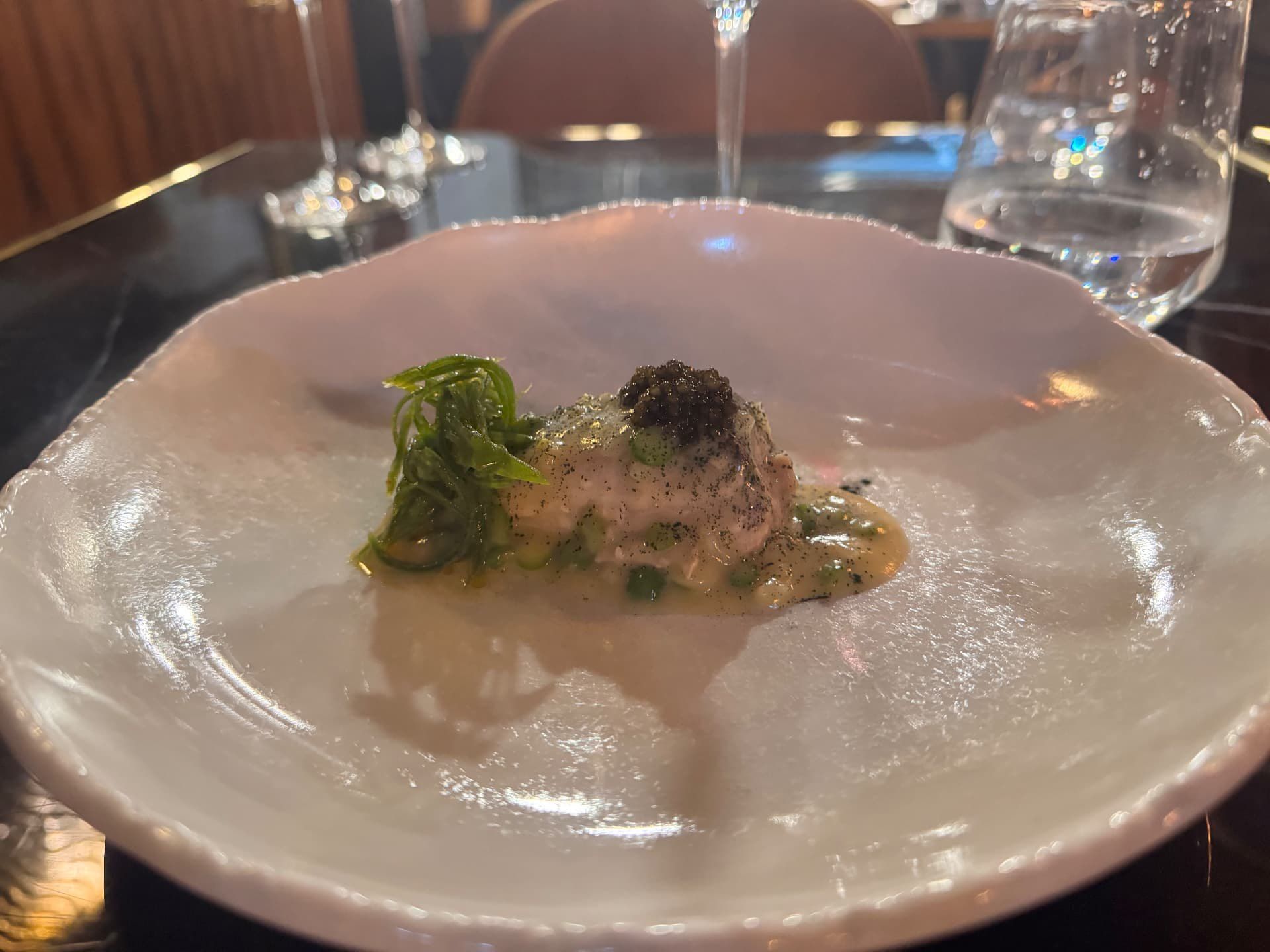 Prato de peixe guarnecido com caviar e algas marinhas num molho cremoso apimentado no Audax Funchal