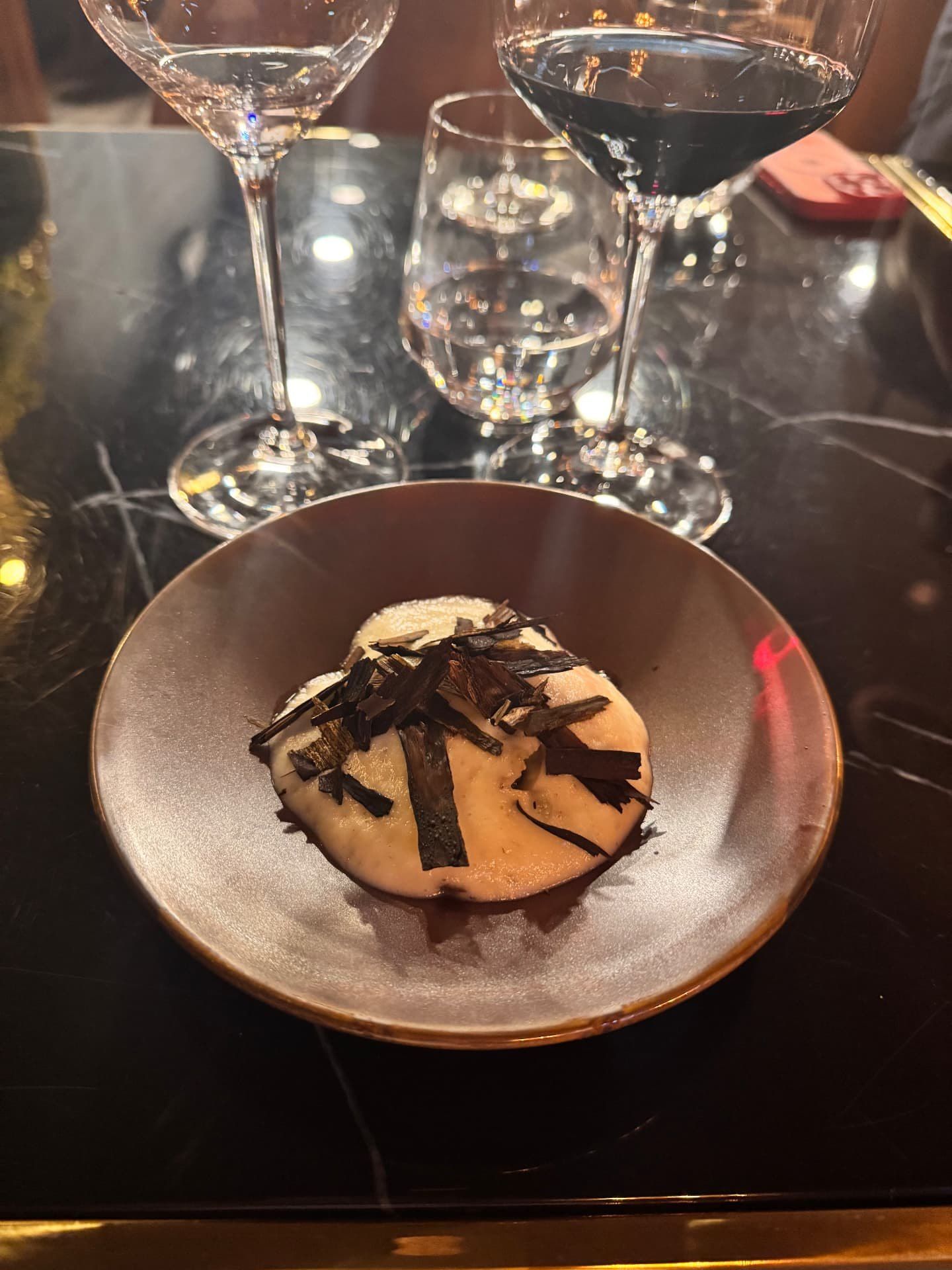 Sobremesa com lascas de chocolate preto e natas no menu de degustação do Audax Funchal