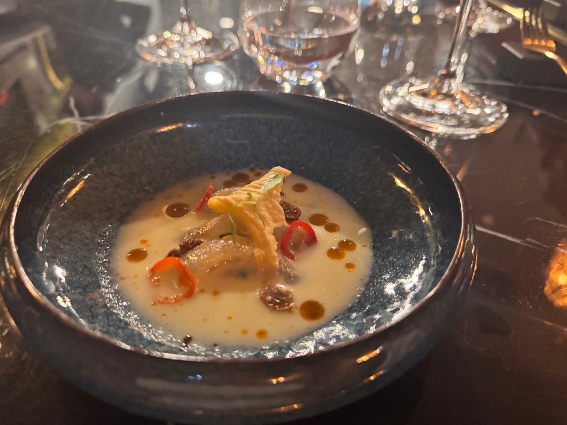 Prato de peixe com molho cremoso, rodelas de malagueta e guarnição crocante no restaurante Audax, no Funchal