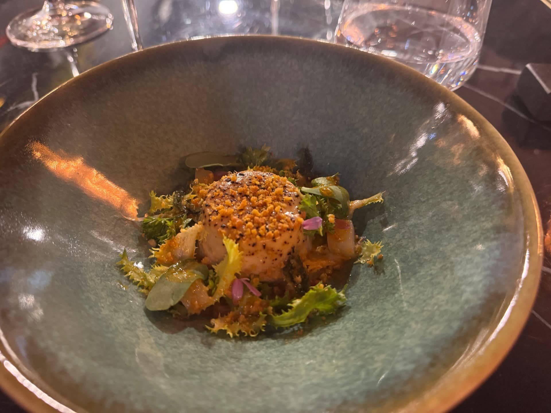 Vieiras salteadas com migalhas de pão, ervas aromáticas e flores comestíveis no restaurante Audax, no Funchal