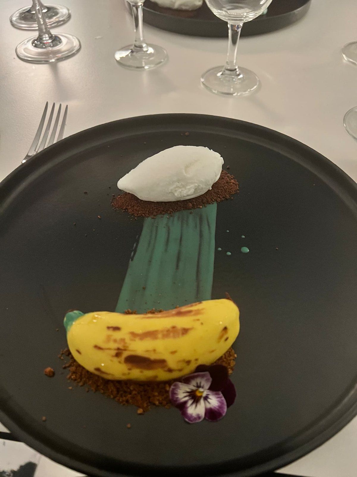 Sobremesa de banana inspirada na Madeira com gelado no Design Centre Nini Andrade Silva