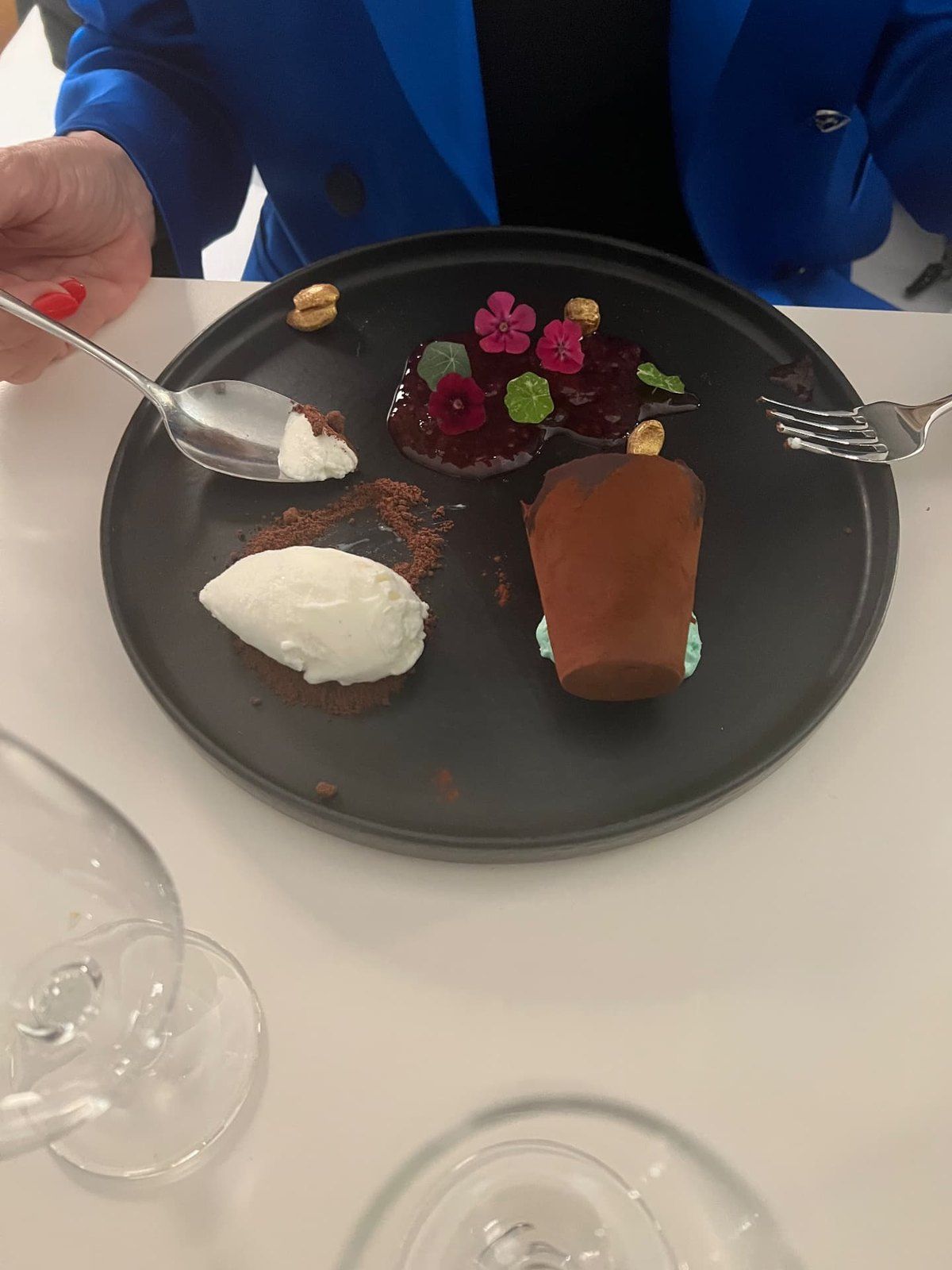 Sobremesa de chocolate com frutos silvestres, flores comestíveis e gelado no Design Centre Nini Andrade Silva