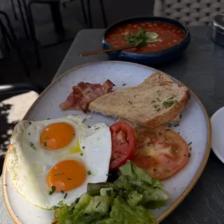 Full brunch breakfast with fried eggs, bacon, tomatoes and sourdough toast at Fuga Bistro Bar, Caniço de Baixo, Madeira