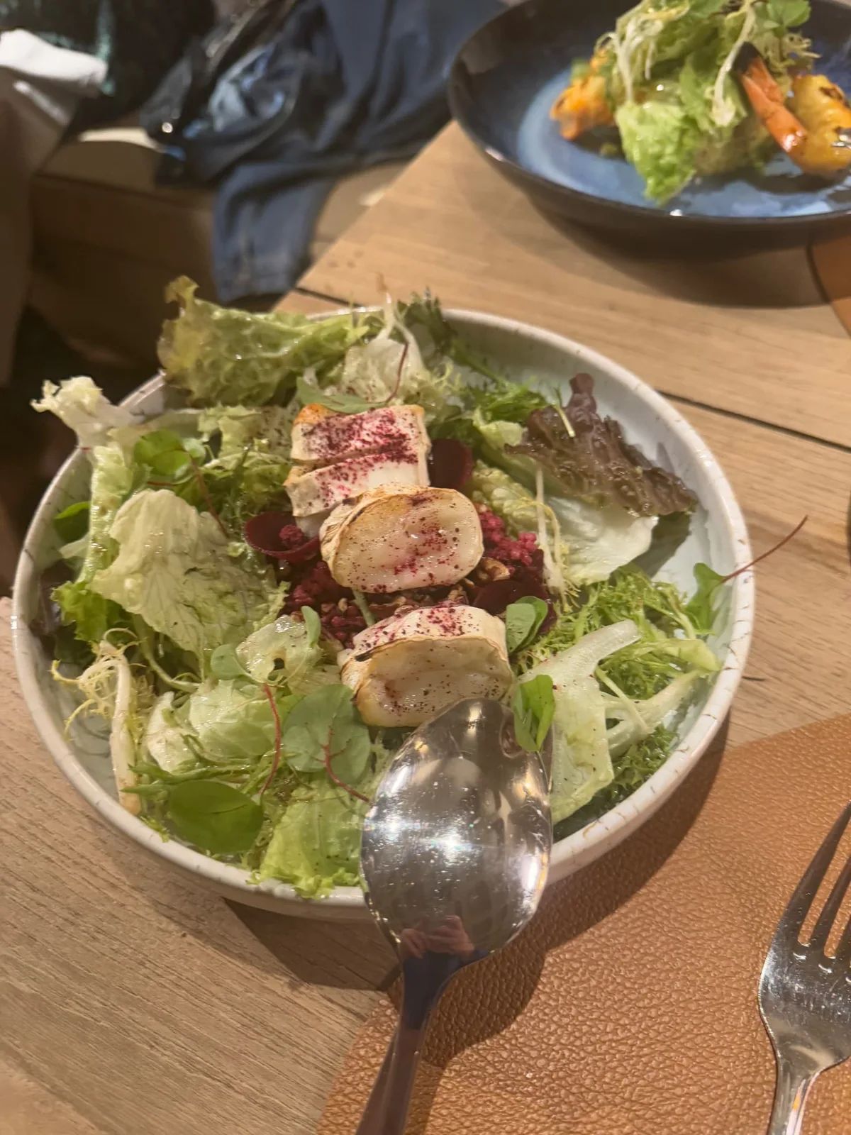 Salada de queijo de cabra grelhado com beterraba, nozes e mistura de folhas verdes no Il Basilico, no Funchal