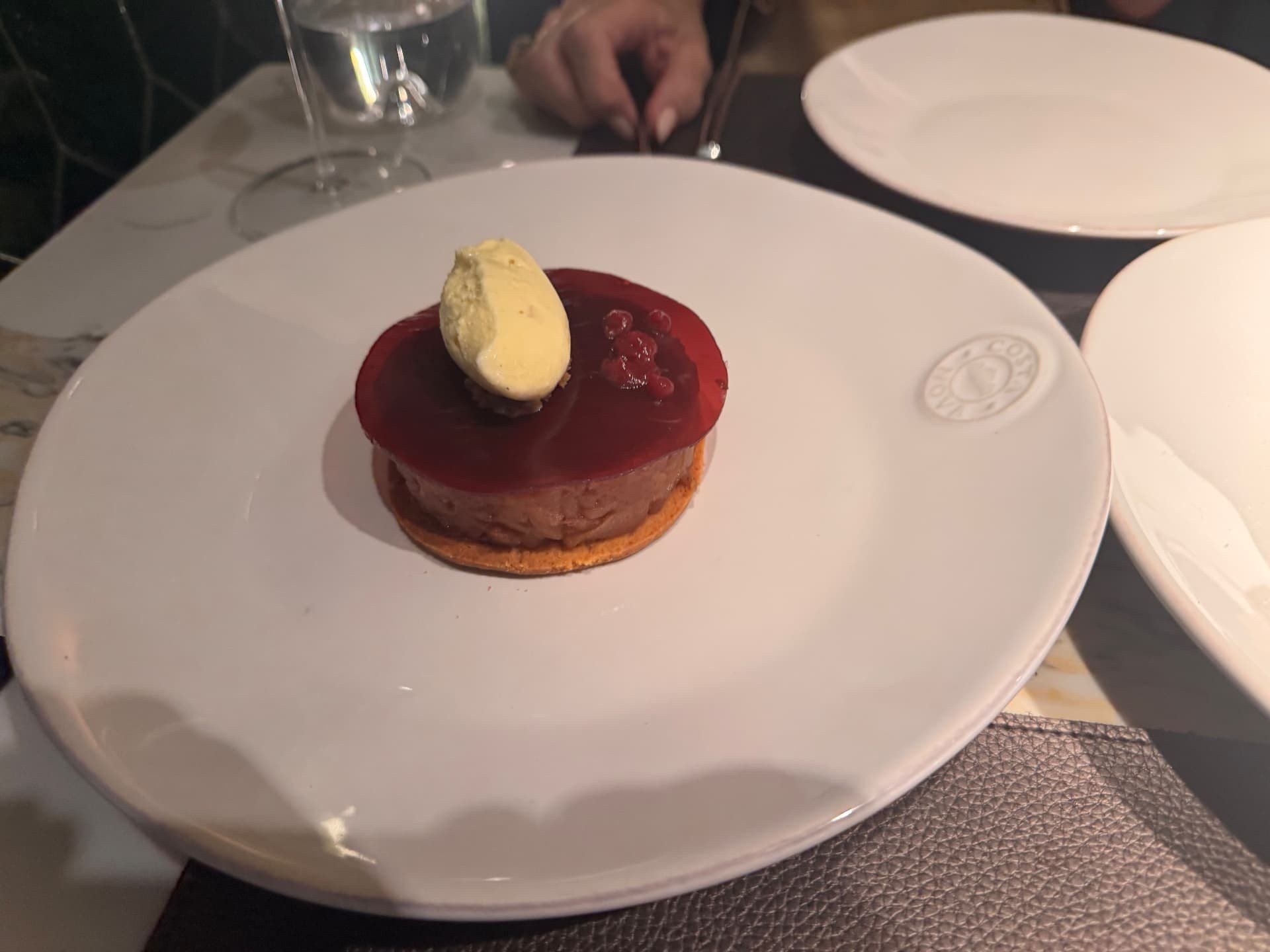 Bolo de mousse com cobertura de frutos silvestres, creme de pistácio e groselhas vermelhas no restaurante Joy, no Funchal