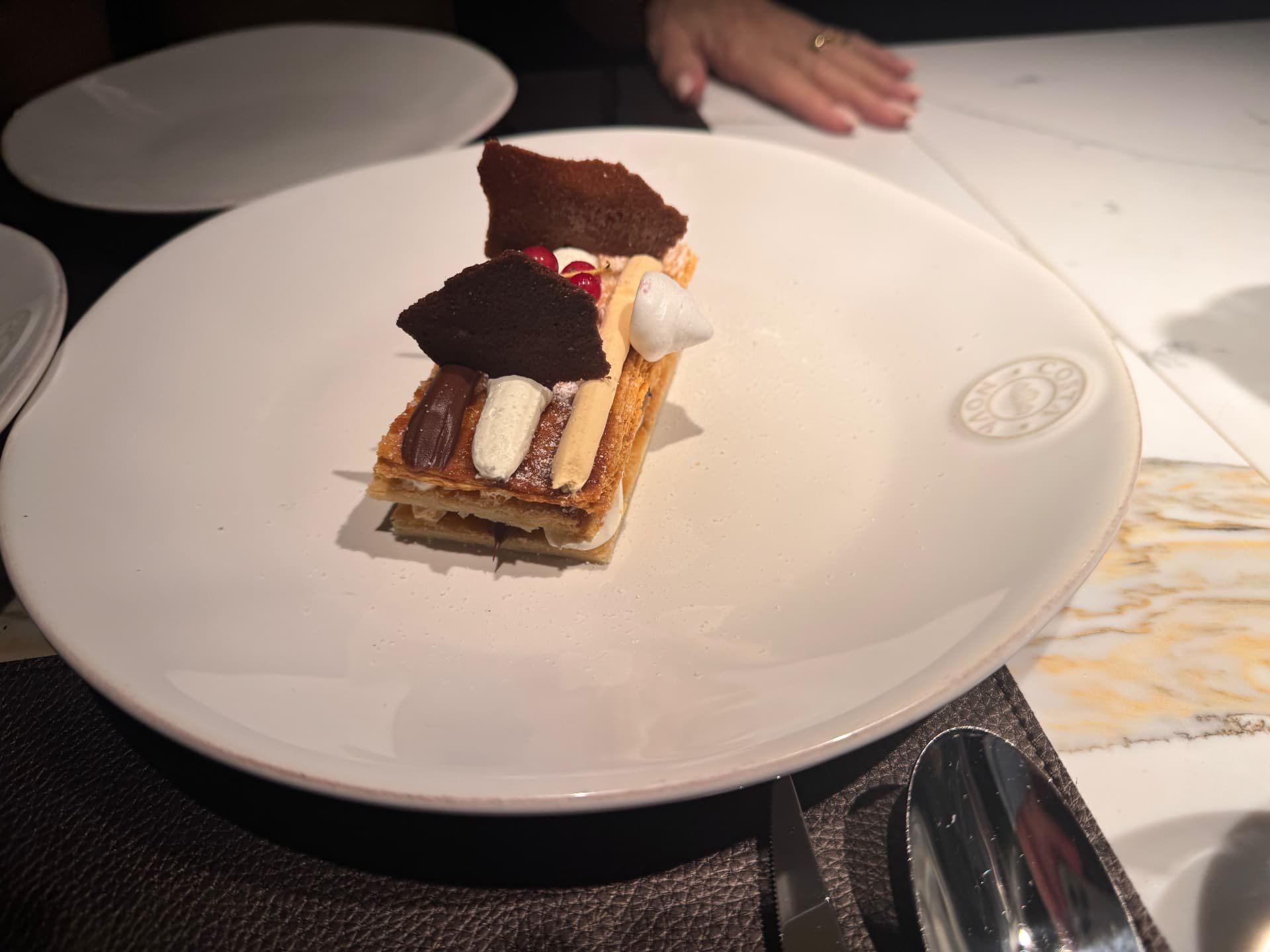 Mille-feuille com chocolate, creme de baunilha e groselhas no restaurante Joy, no Funchal