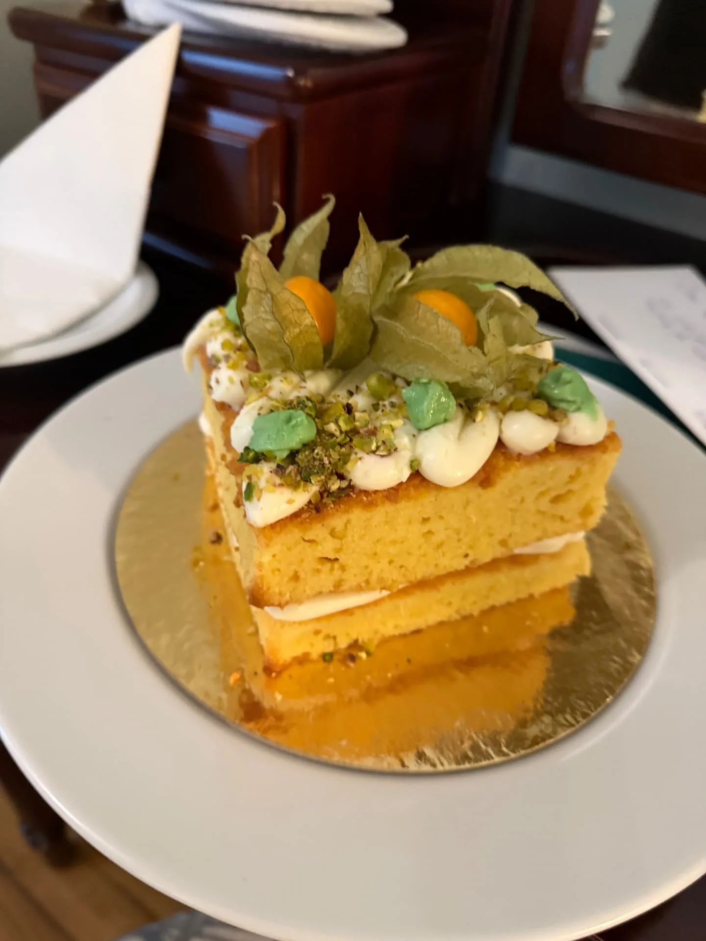 Sobremesa de pão-de-ló em camadas com physalis e pistácio na Quinta do Furão, em Santana