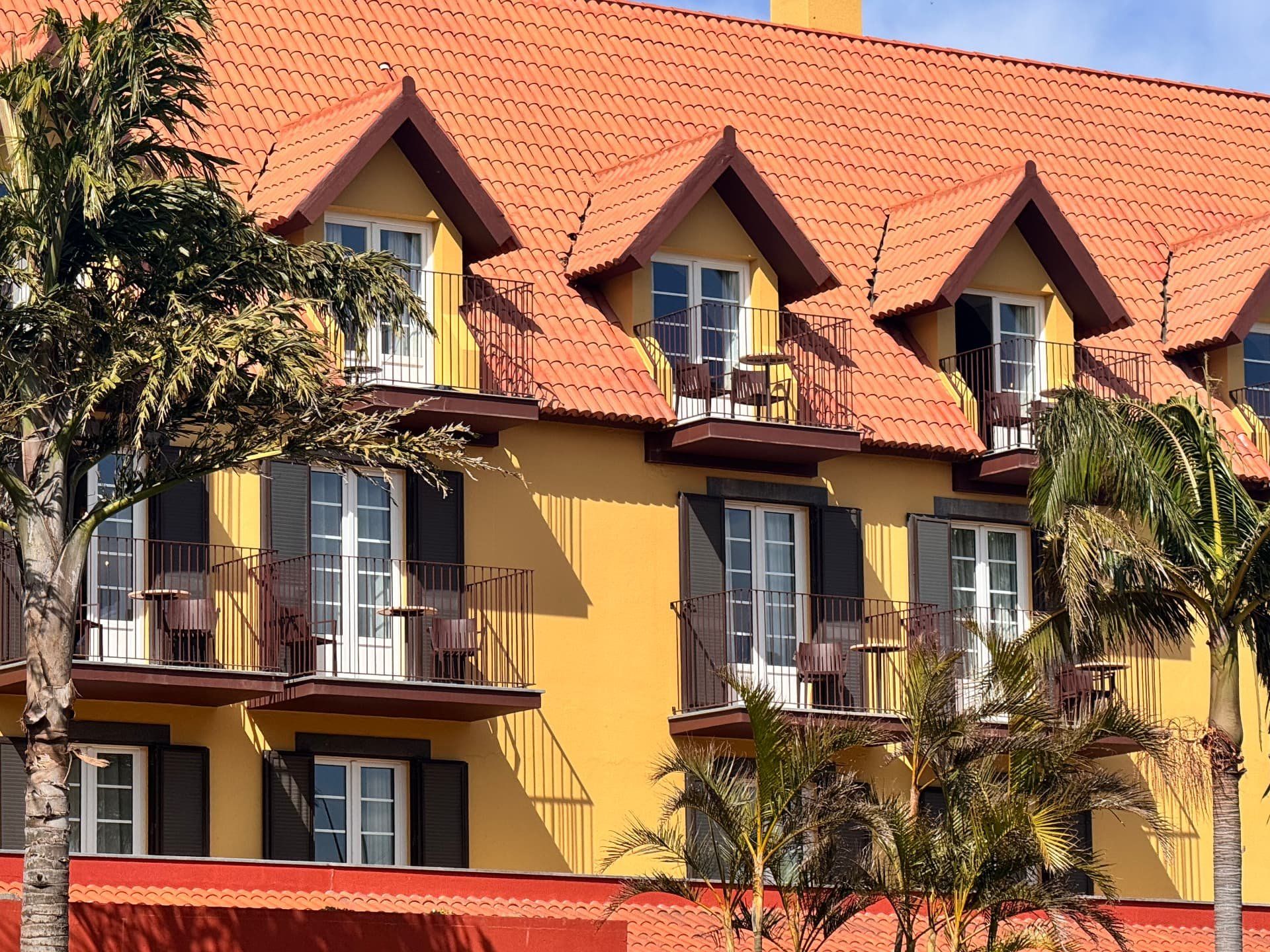 Varandas e janelas de sótão sob o telhado de terracota do hotel Quinta do Furao, em Santana