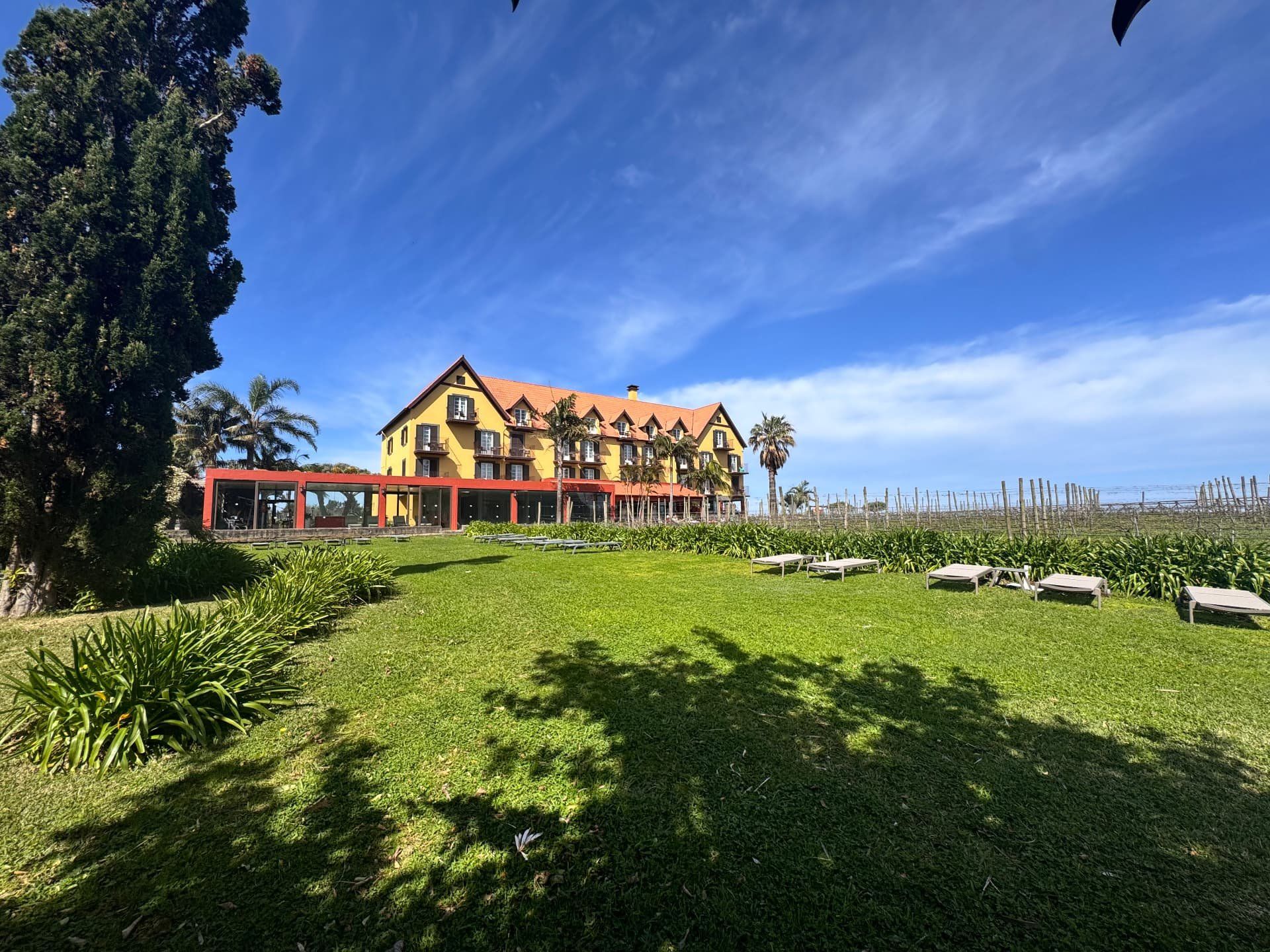 Relvados e espreguiçadeiras nos jardins do hotel Quinta do Furao, em Santana, na Madeira