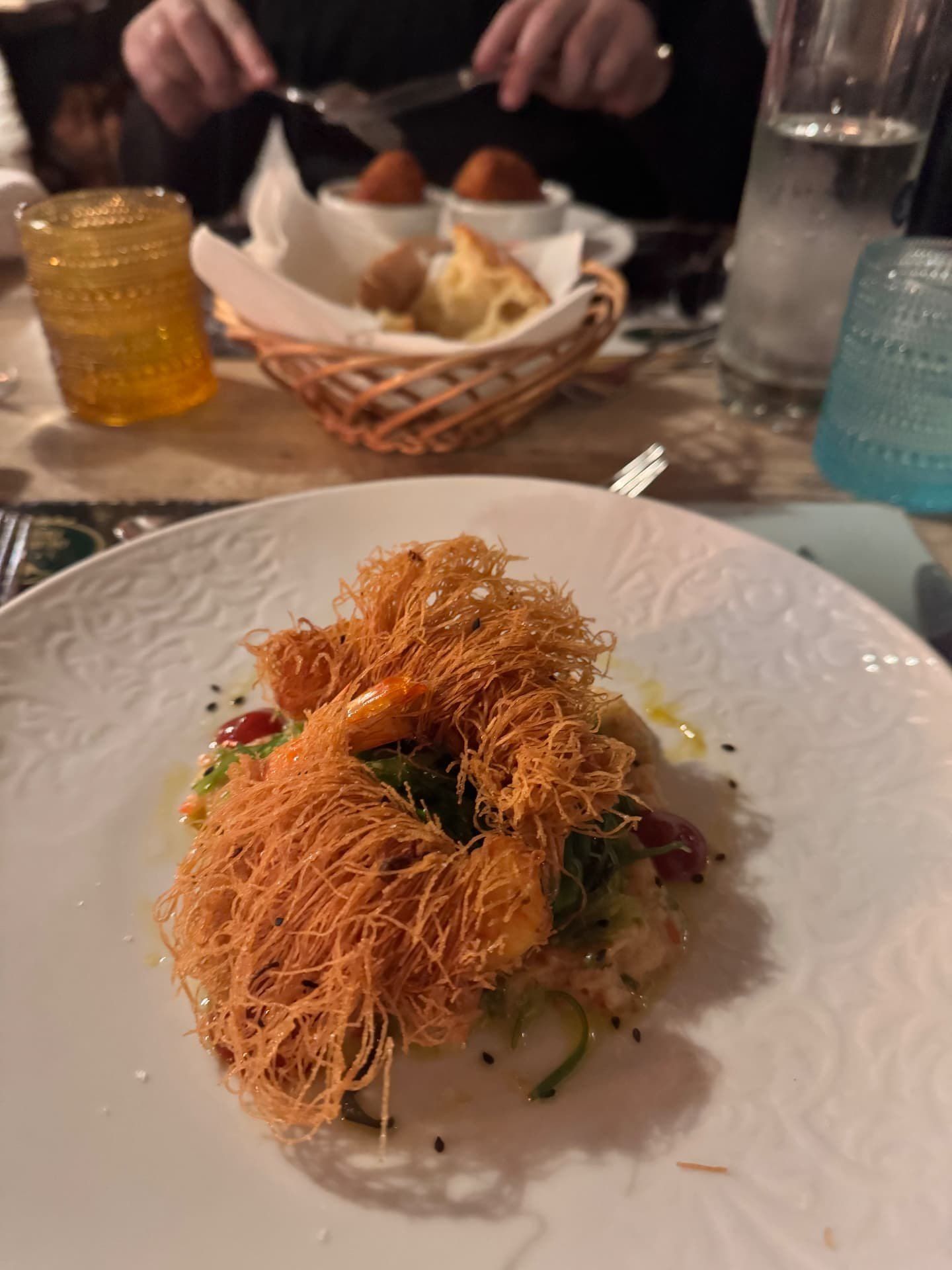 Entrada de camarão envolto em kataifi crocante no restaurante Quinta do Furão, em Santana