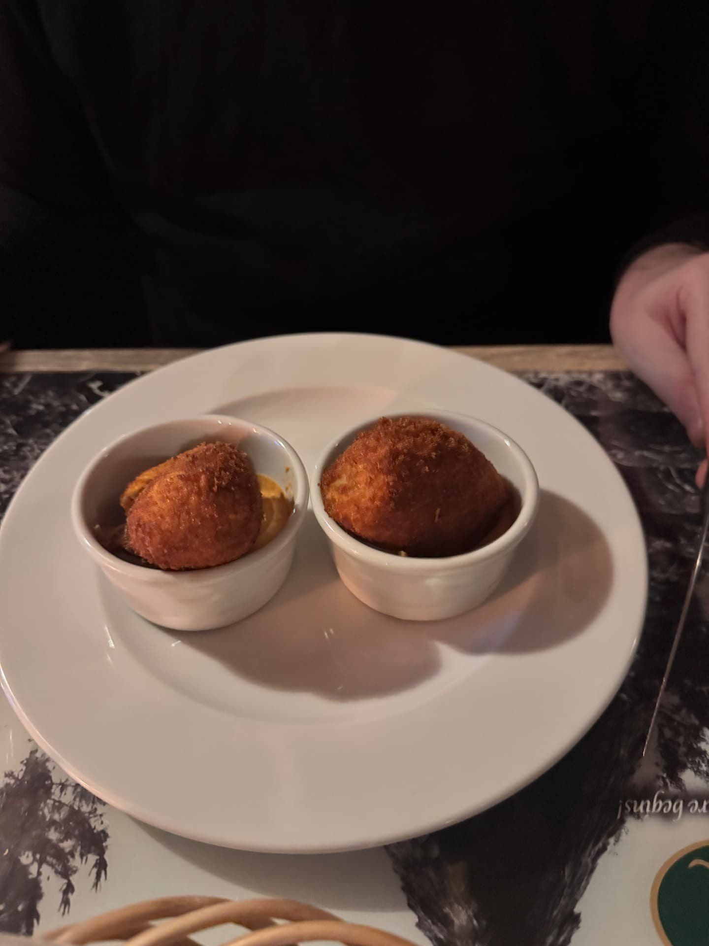 Dois croquetes dourados servidos em ramequins individuais no restaurante Quinta do Furão, em Santana