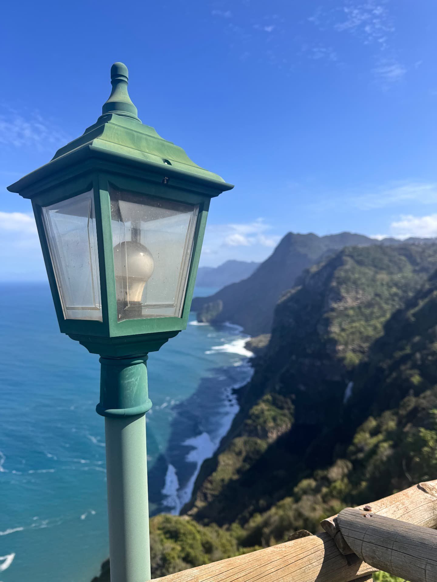 Lanterna verde no terraço no topo da falésia da Quinta do Furao, sobre o Atlântico, em Santana