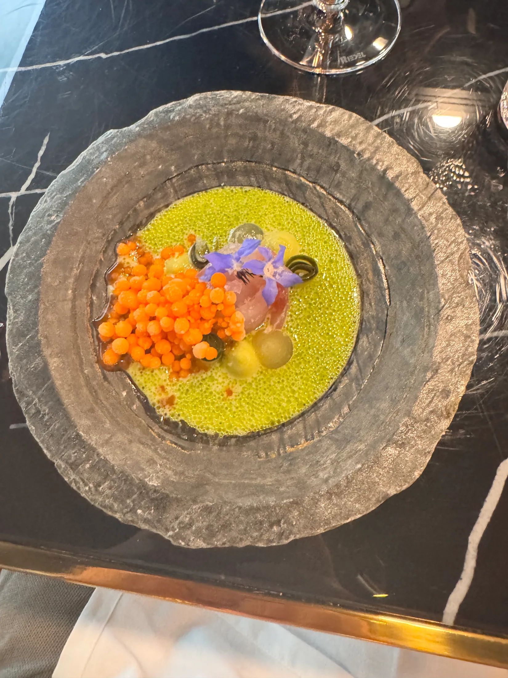 Pargo vermelho curado • Castanha fumada • Caviar de maracujá