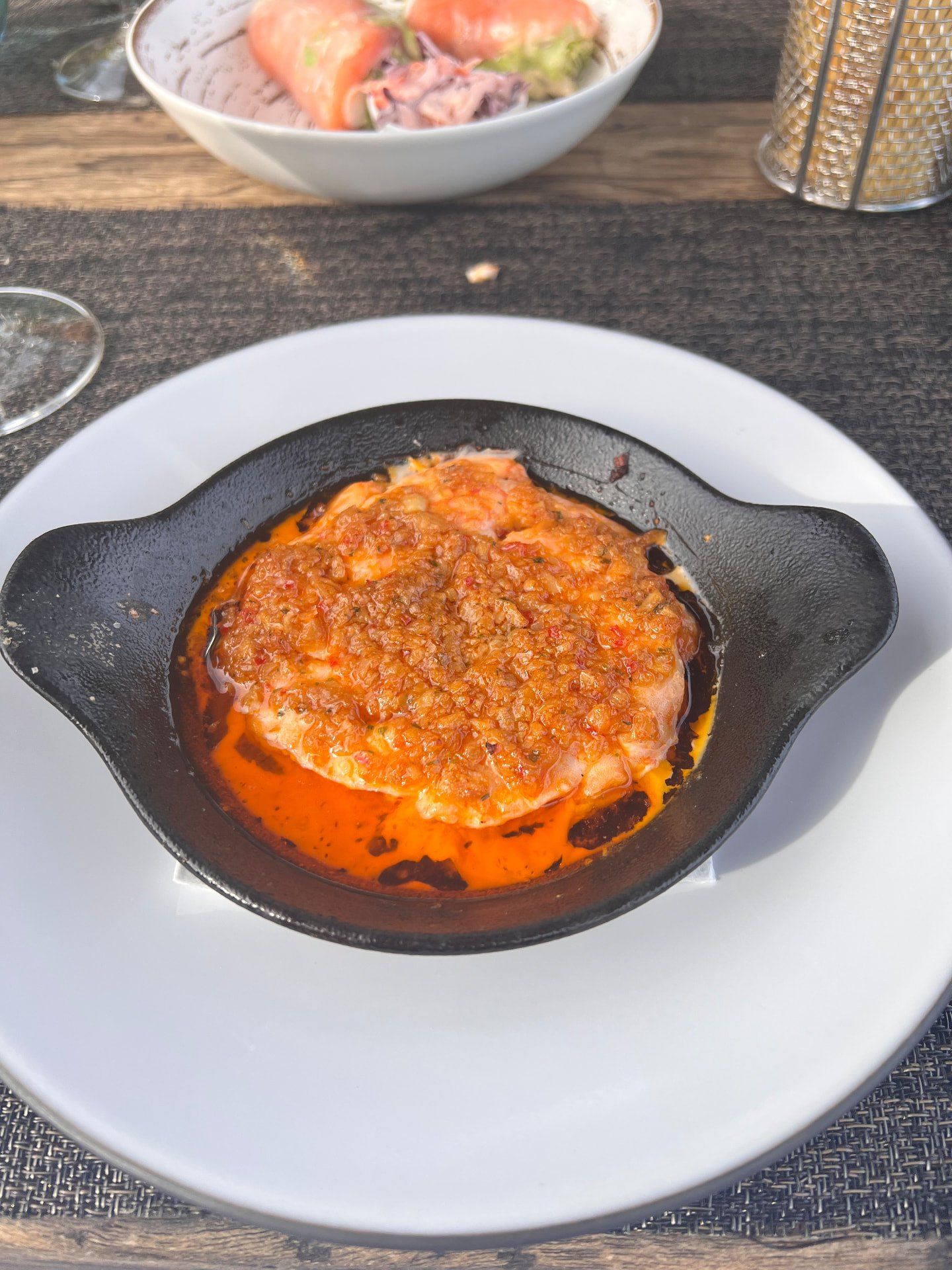 Entrada de queijo assado numa frigideira de ferro fundido no restaurante Avista, no Funchal, na Madeira