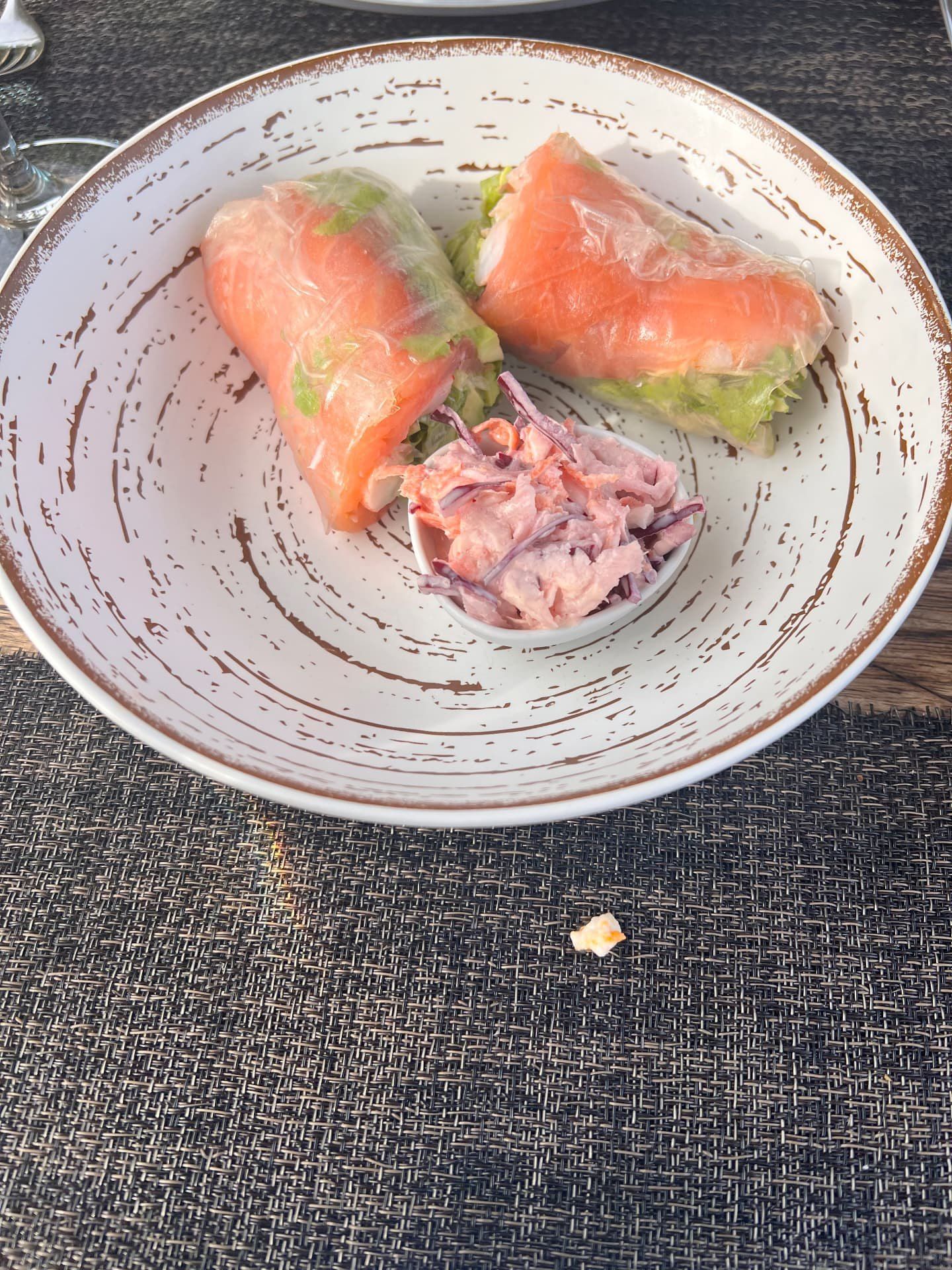 Rolinhos de salmão em papel de arroz com salada de repolho no restaurante Avista, no Funchal, na Madeira