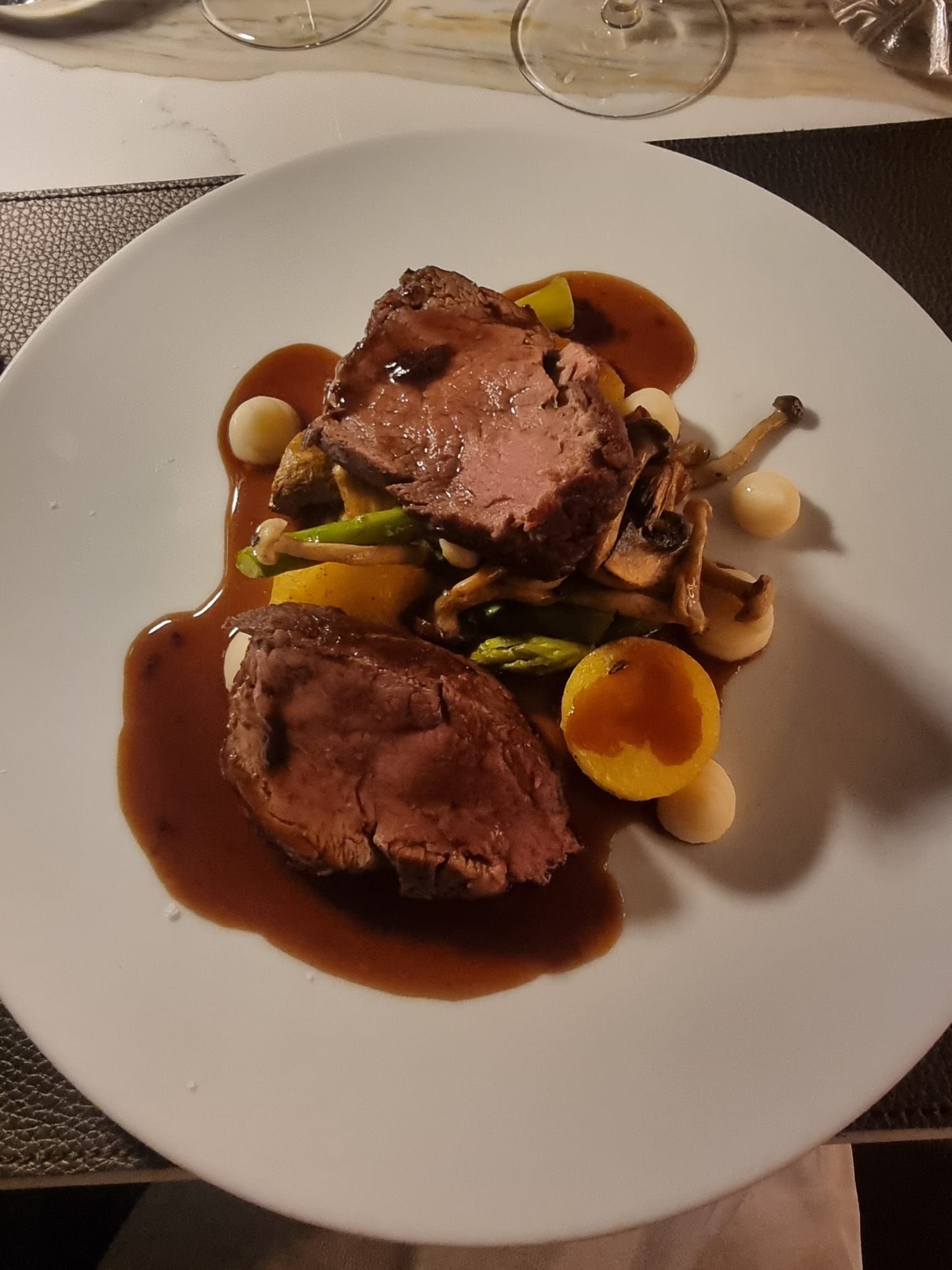 Filete de vaca com cogumelos, espargos e molho de vinho tinto no restaurante Joy, no Funchal