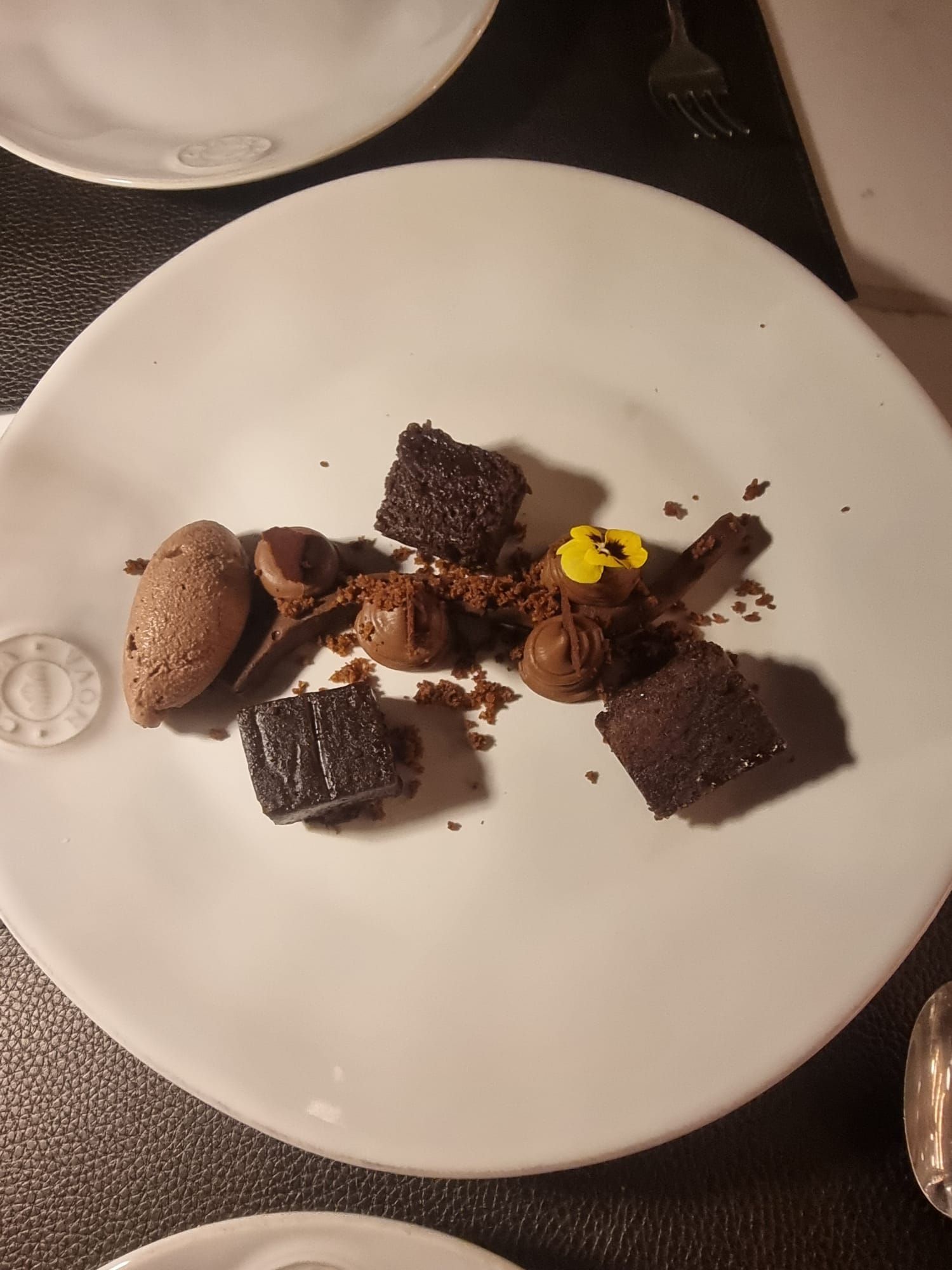 Prato de sobremesas de chocolate para partilhar, com gelado e brownie, no restaurante Joy, no Funchal