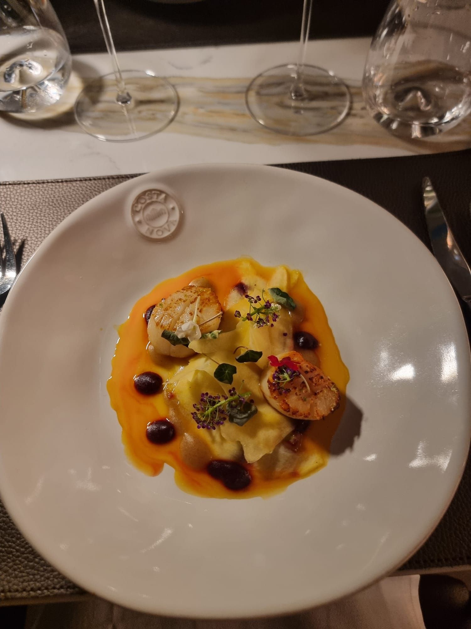 Vieiras salteadas e agnolotti com molho de açafrão no restaurante Joy, no Funchal