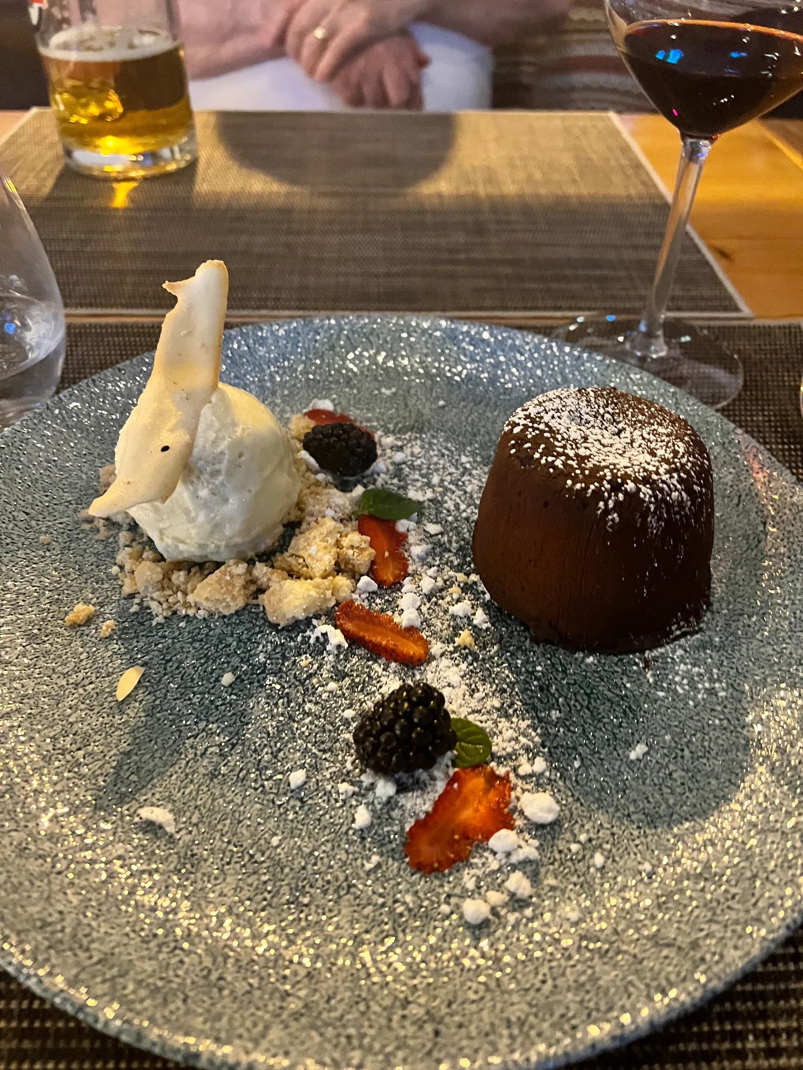 FONDANT DE CHOCOLATE Com nozes e gelado caseiro à sua escolha