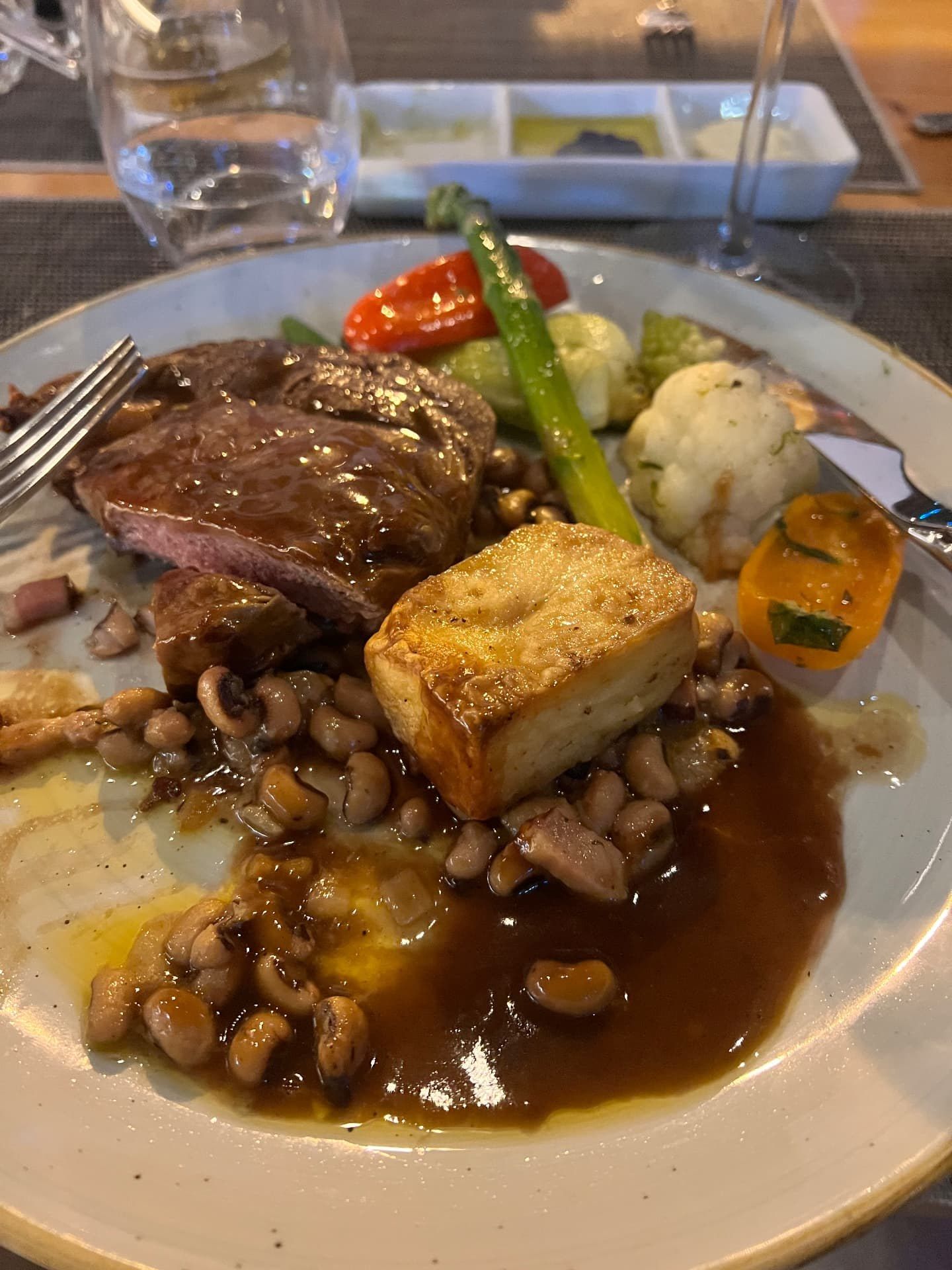 Bife grelhado com feijão-fradinho, gratinado de batata e legumes no Laranjinha Bistro Grill, em Caniço de Baixo, Madeira