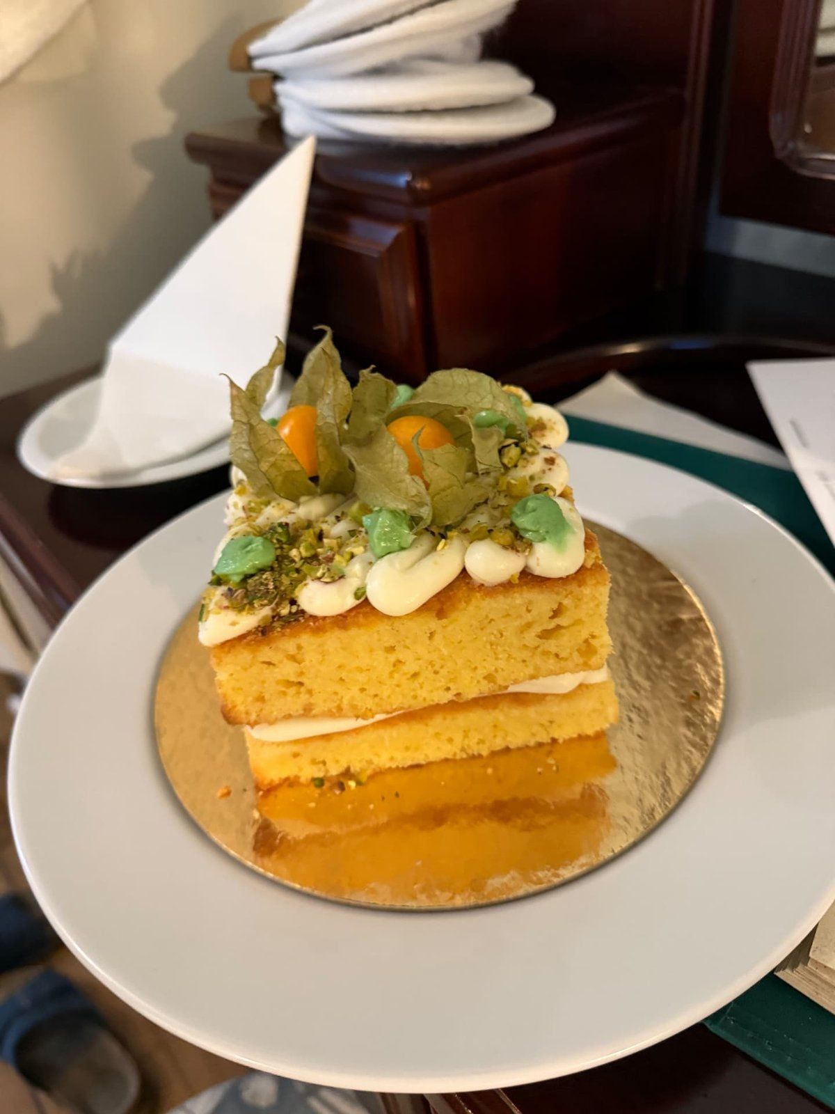 Bolo de pistácio com physalis no restaurante Quinta do Furão, em Santana, na Madeira