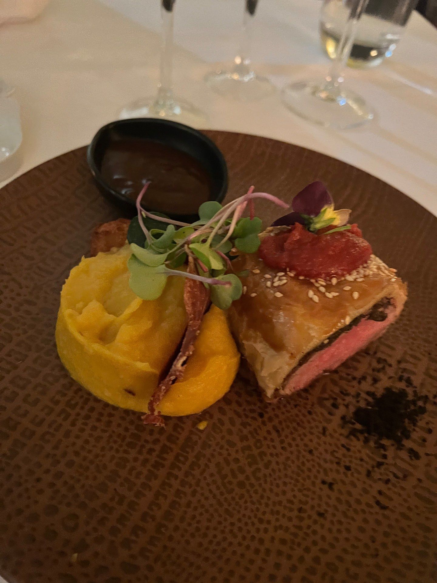 Bife Wellington com puré de abóbora, microverduras e molho no Restaurante do Forte, no Funchal, na Madeira