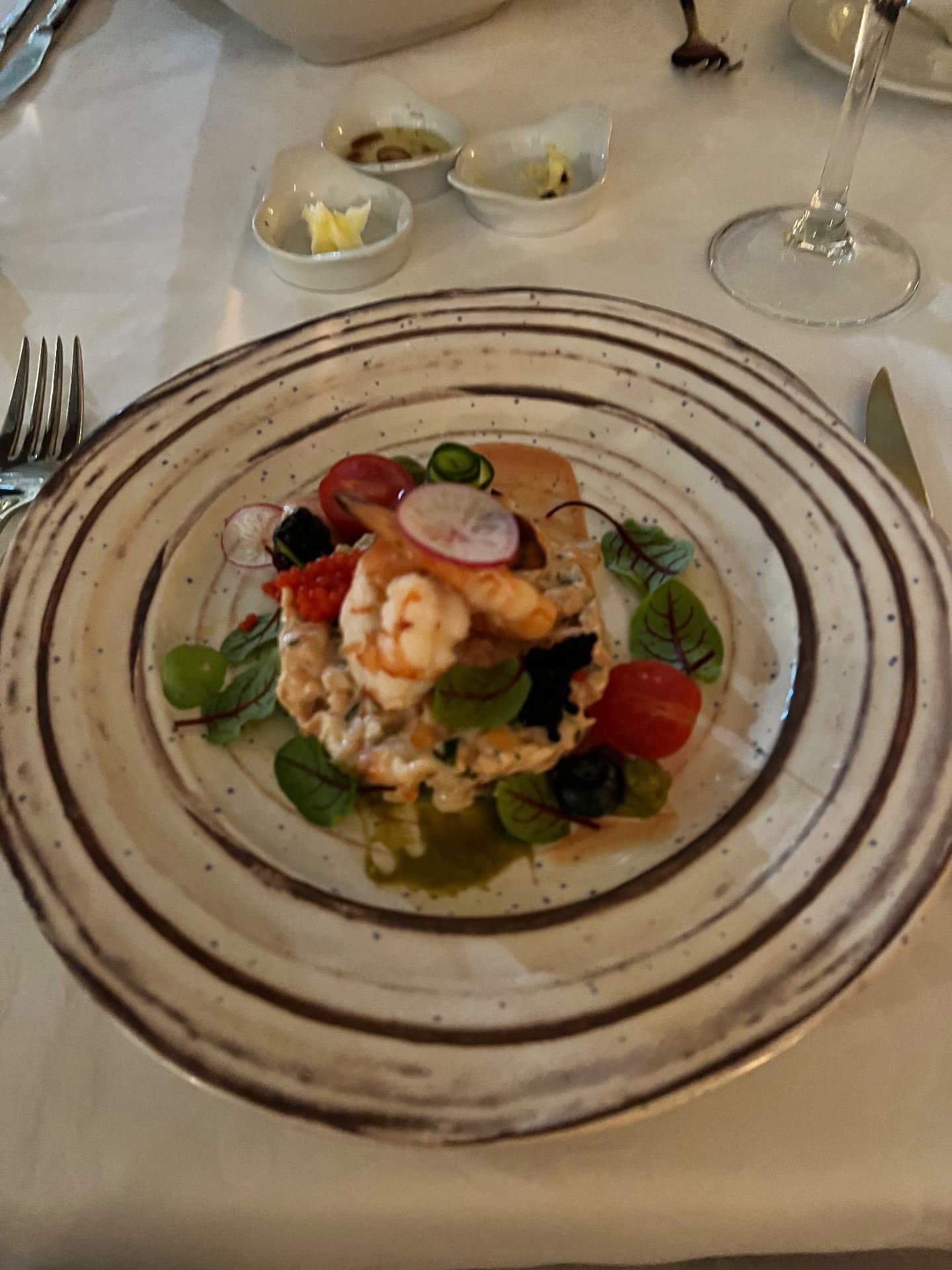 Entrada de camarão e marisco com rabanete, tomate e azeite de ervas no Restaurante do Forte, no Funchal