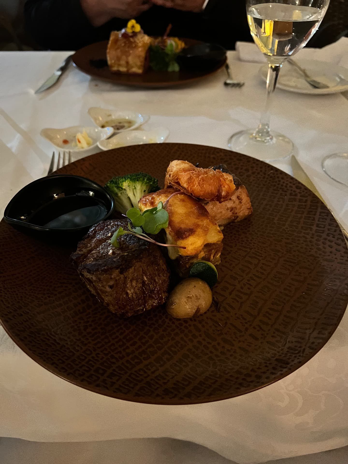 Prato misto de mar e terra com bife, camarões crocantes e legumes no Restaurante do Forte, no Funchal, na Madeira