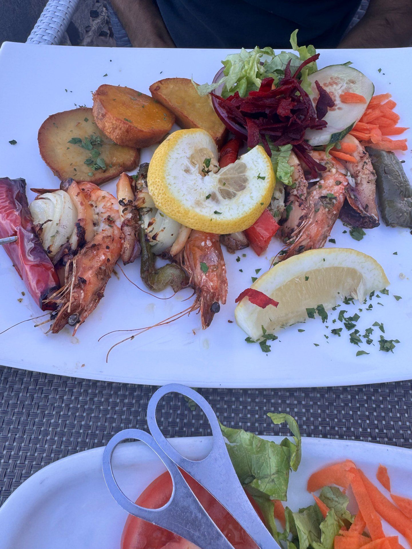 Espetada de camarão grelhado com limão, batatas assadas e salada no Restaurante Praia dos Reis Magos, Caniço de Baixo, Madeira