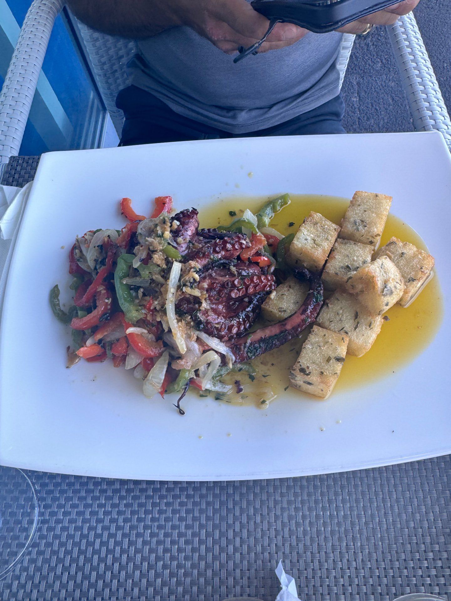 Polvo grelhado com pimentos, cebolas e milho frito no Restaurante Praia dos Reis Magos, Caniço de Baixo, Madeira