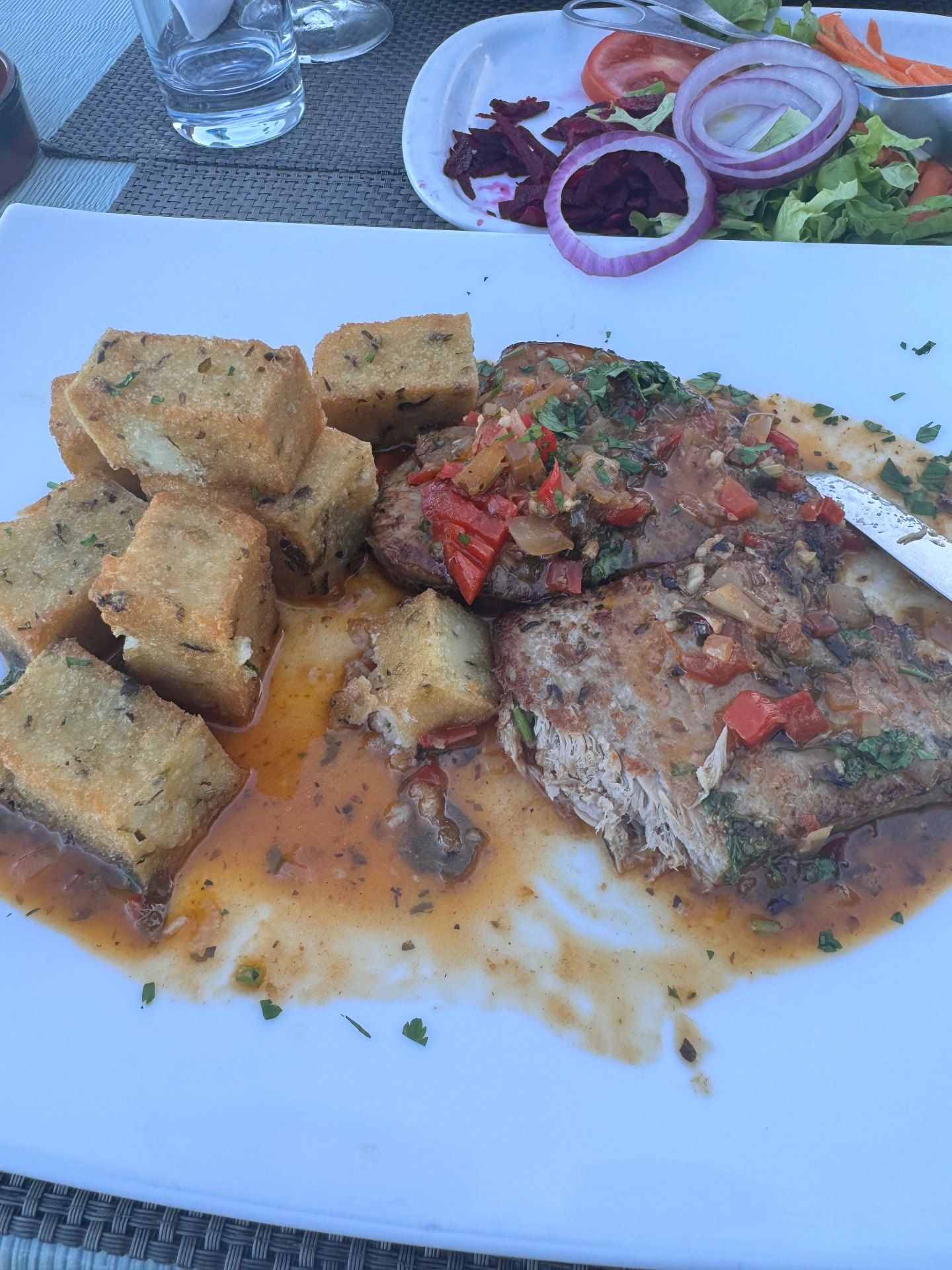 Bife de atum com molho de tomate e ervas e milho frito no Restaurante Praia dos Reis Magos, Caniço de Baixo, Madeira