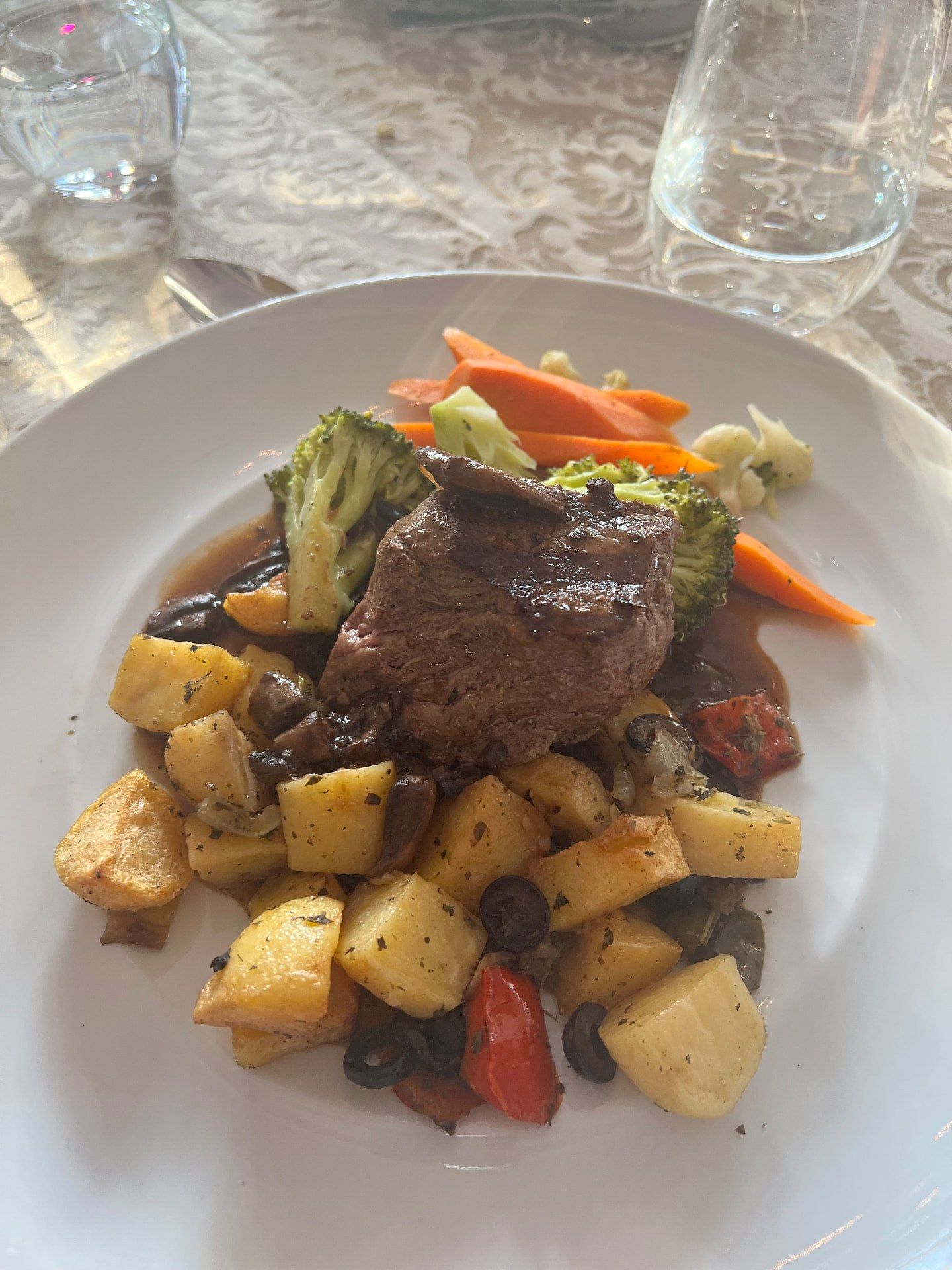 Bife grelhado com molho de cogumelos, batatas assadas, brócolos e cenouras no The Ritz Madeira, no Funchal