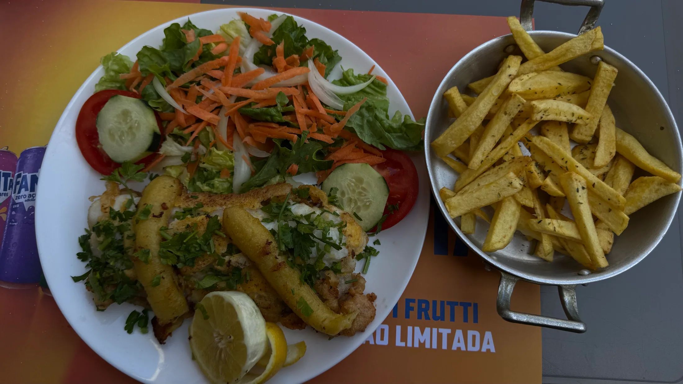 Scabbard with banana salad and homemade chips