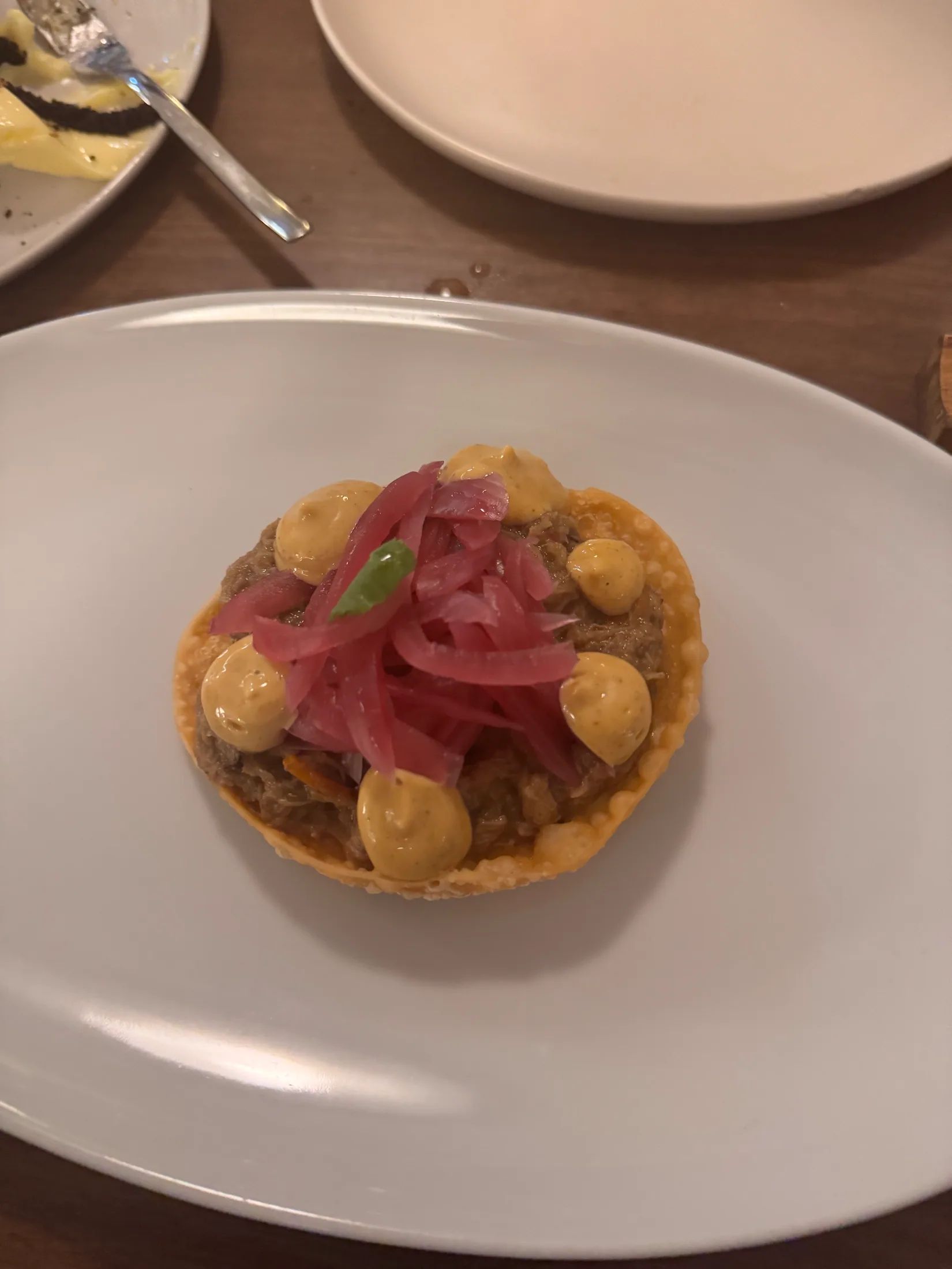 Tacos de perdiz e cebola roxa em conserva