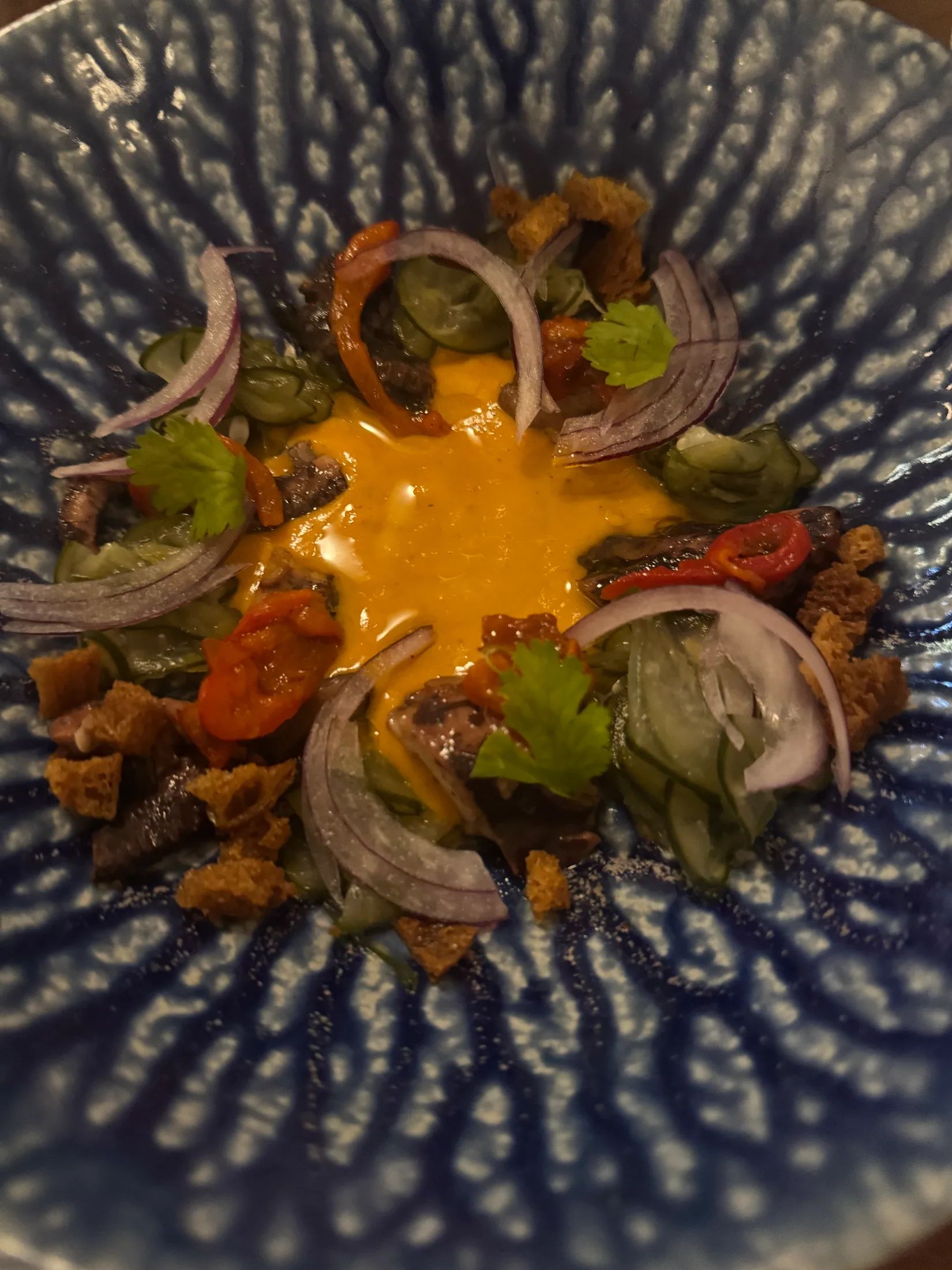Salada de polvo, molho Arjamolho com pepino em conserva