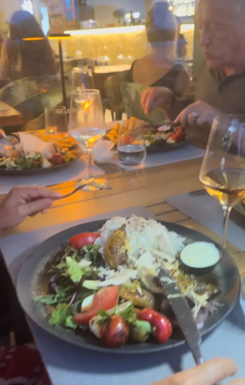 Prato de arroz vegetariano com salada e molhos no Zaytun, no Funchal