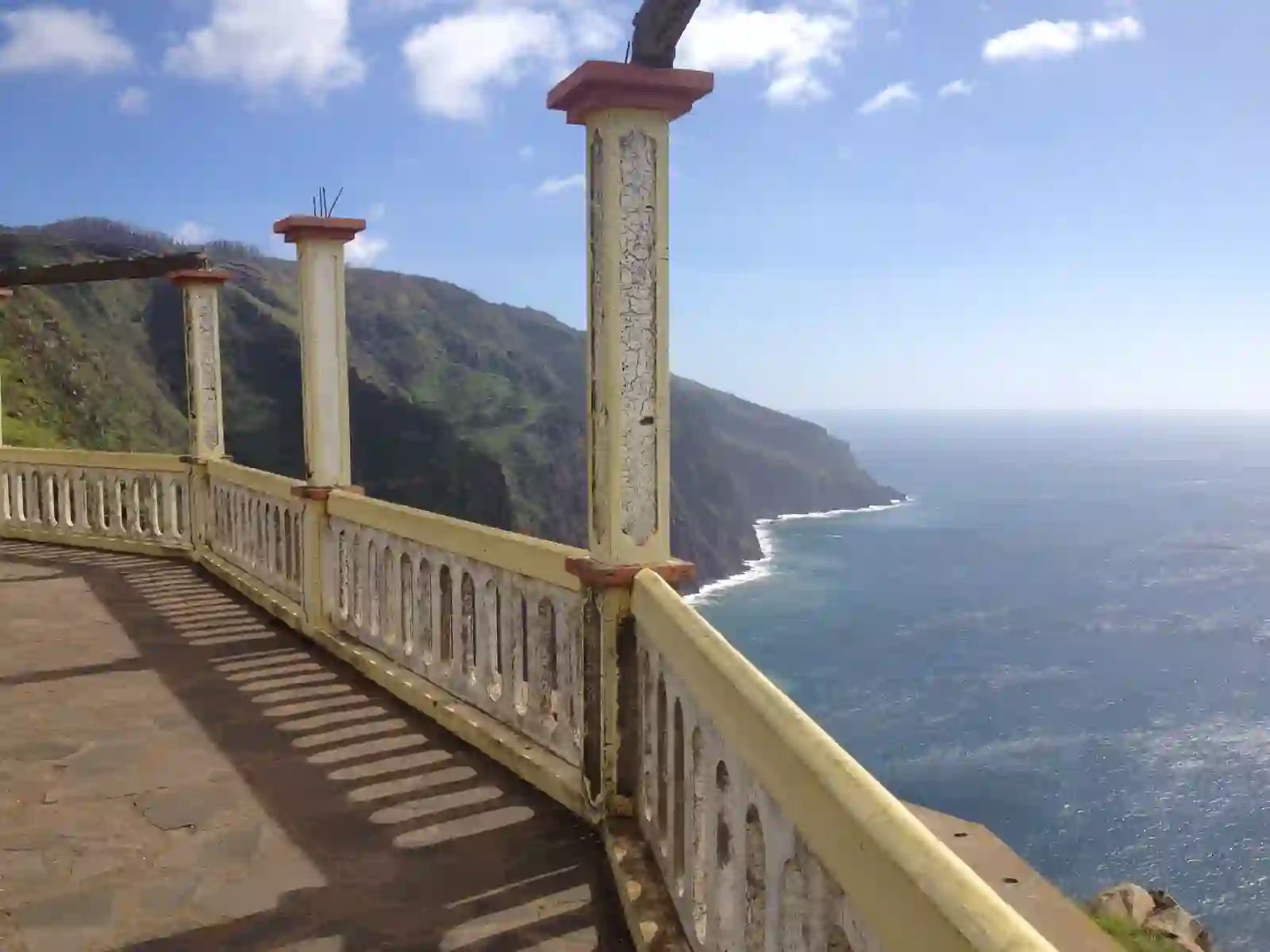 Falésias costeiras vistas do miradouro acima do Arco da Calheta