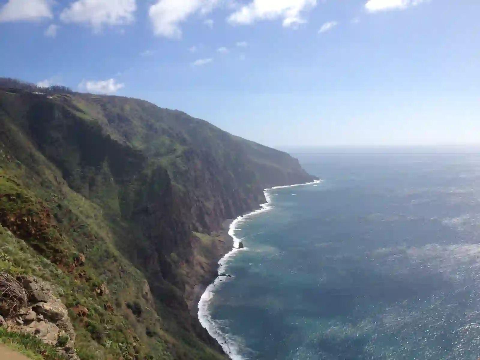 Terraço com balaustrada antiga no miradouro acima do Arco da Calheta
