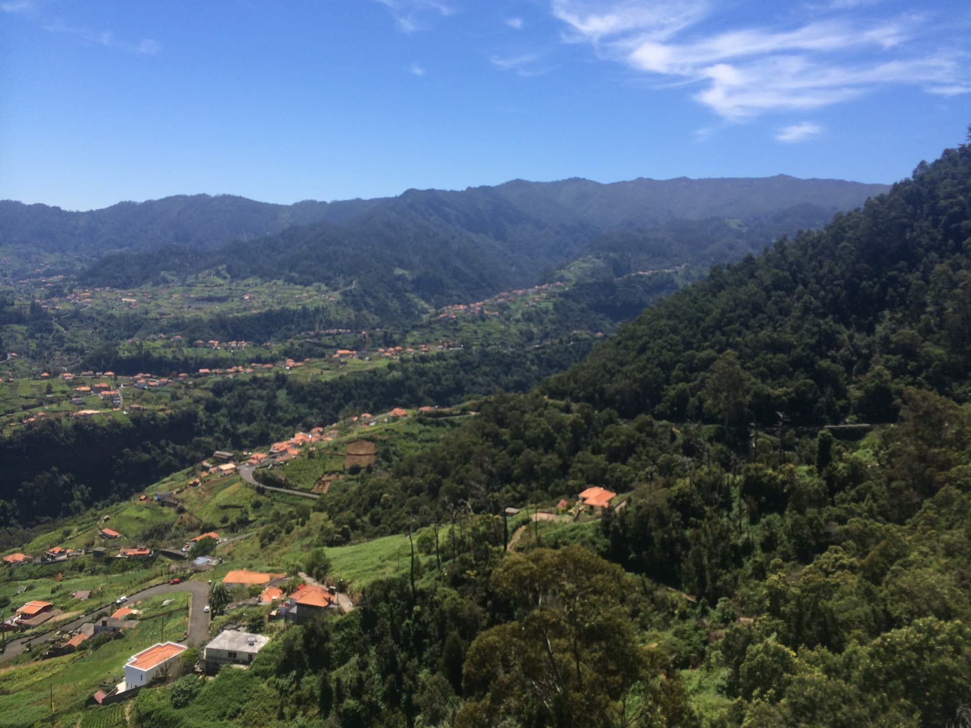 Panorâmica do vale verdejante em socalcos do Faial, na costa norte da Madeira