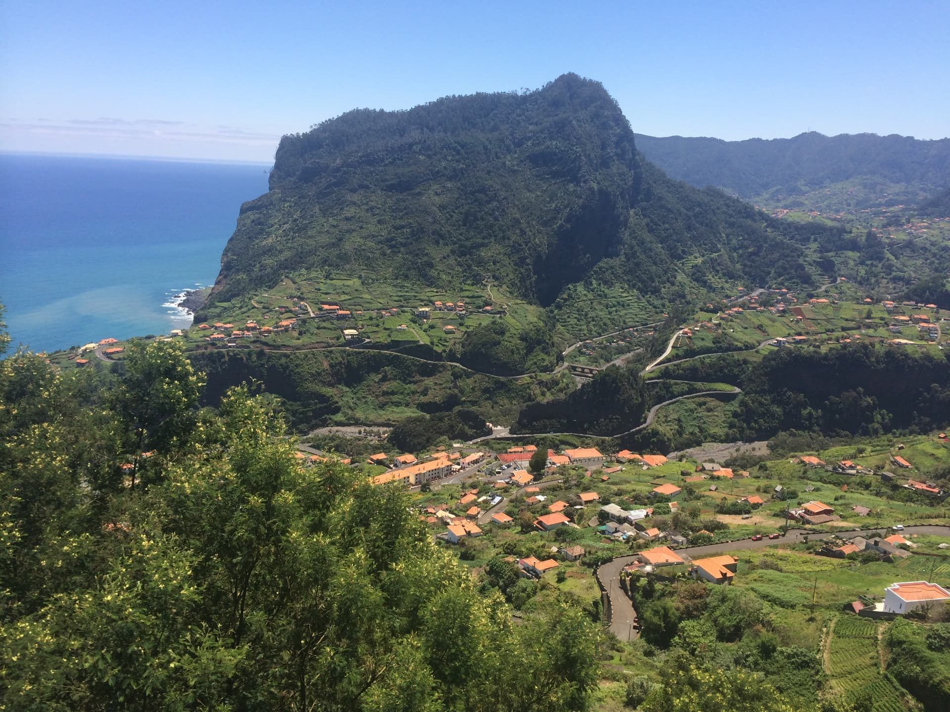 Vale do Faial, com o pico da Penha d'Água e o Oceano Atlântico no horizonte