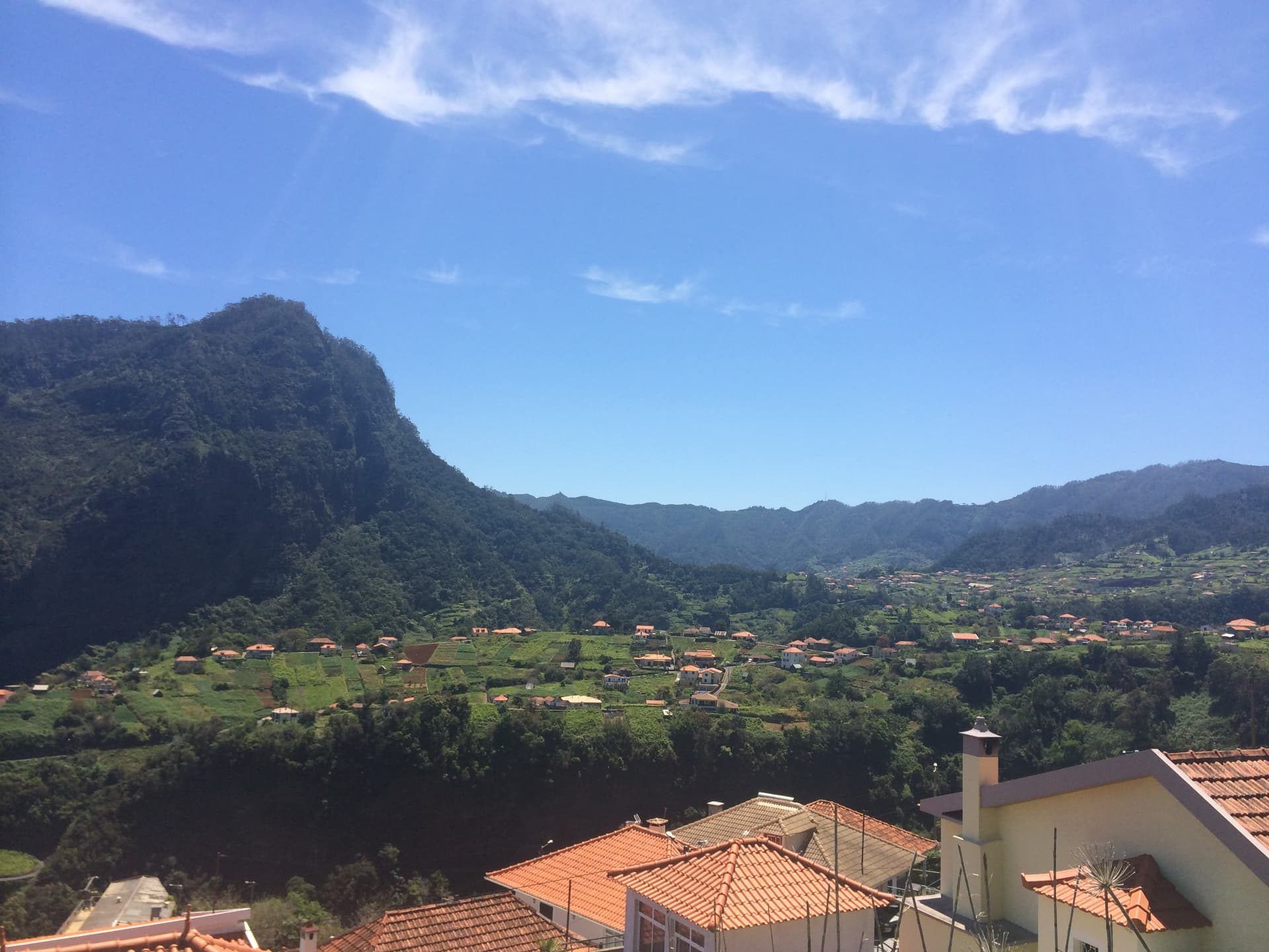 Vista sobre os telhados do Faial, em direção ao vale exuberante e às falésias arborizadas da costa norte da Madeira