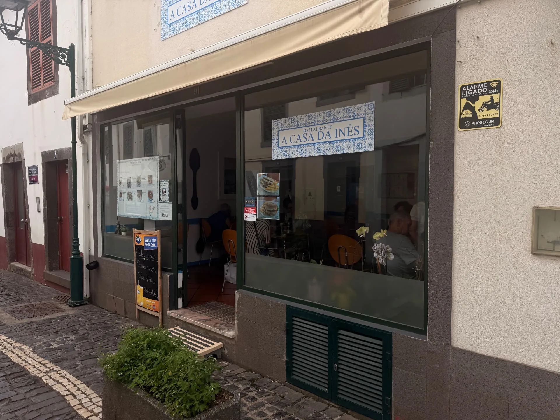 Restaurante A Casa da Inês, numa rua de calçada em Machico