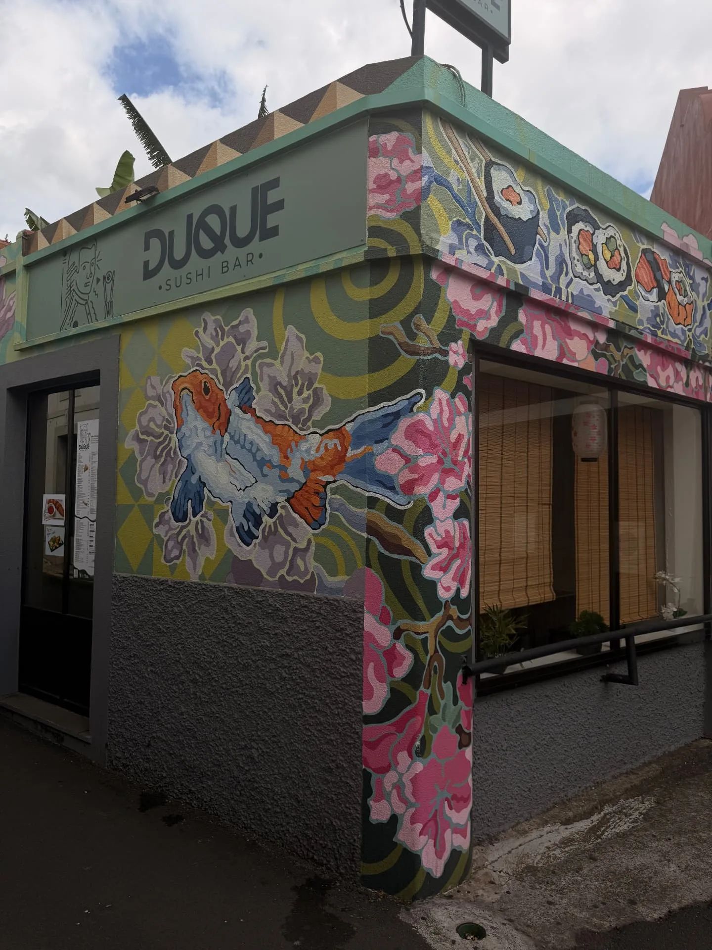 O Duque Sushi Bar, na esquina em Machico, com murais coloridos