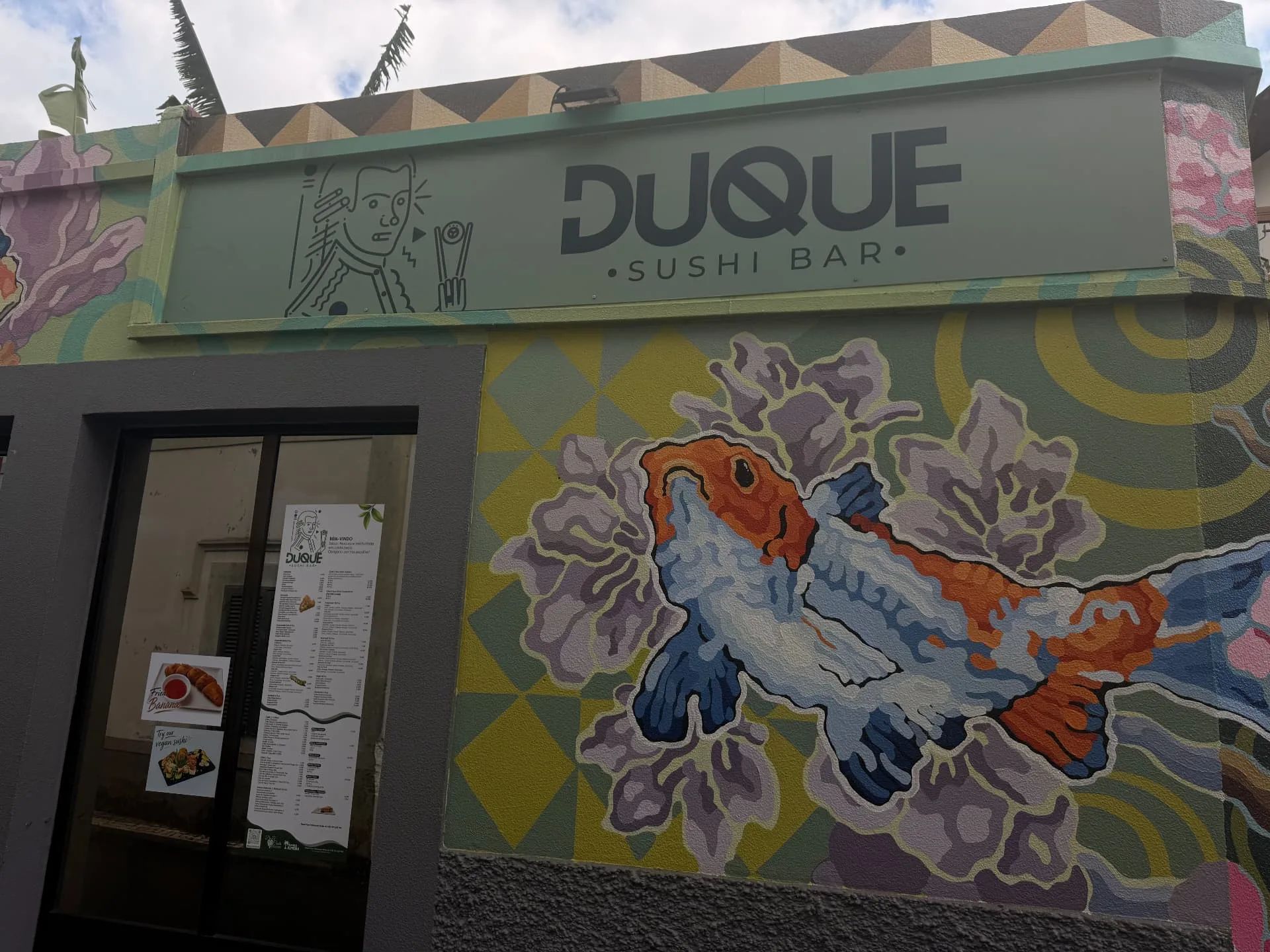 O Duque Sushi Bar, em Machico, com o seu mural de carpas koi
